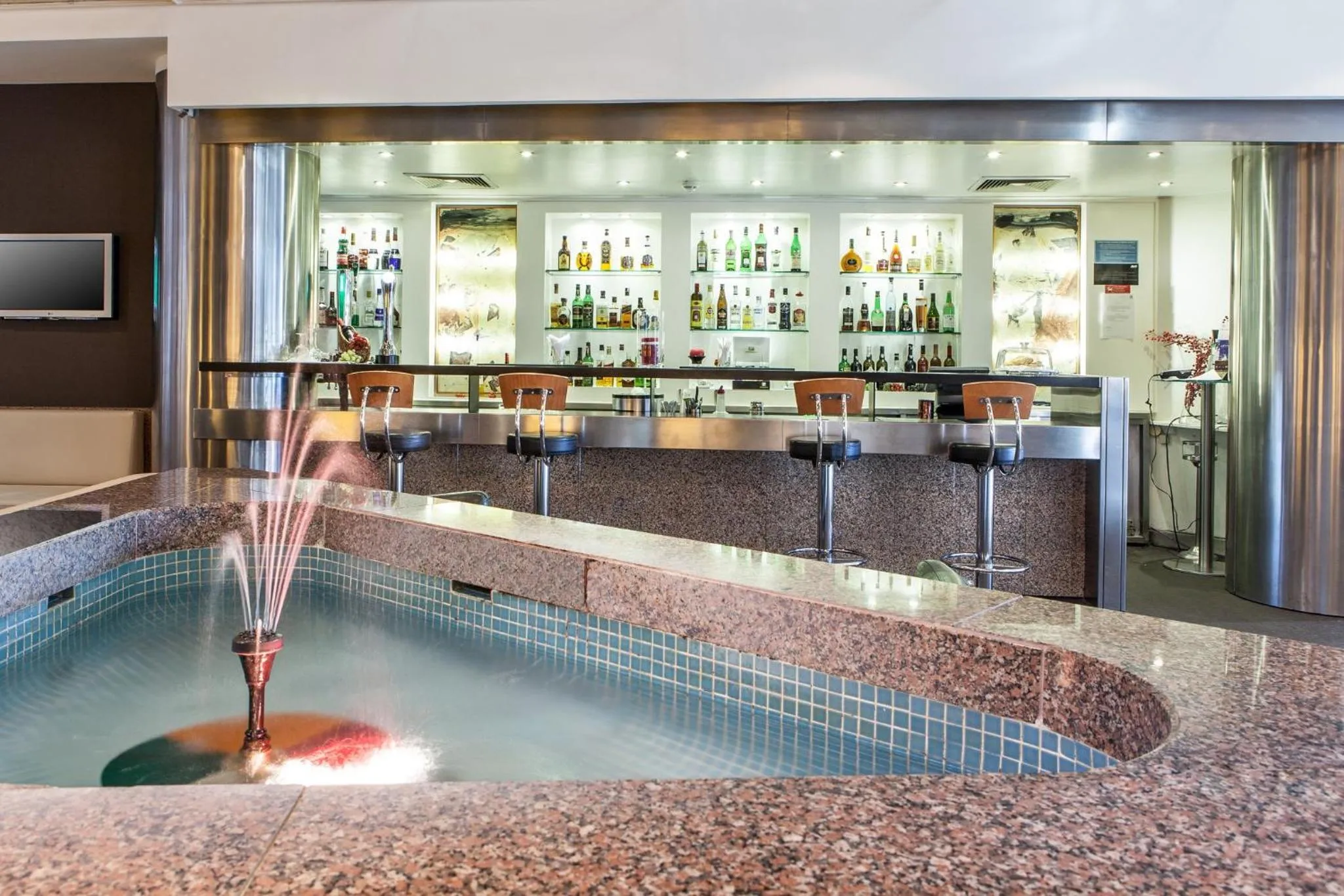 Lounge or bar in Holiday Inn Lisbon-Continental by IHG