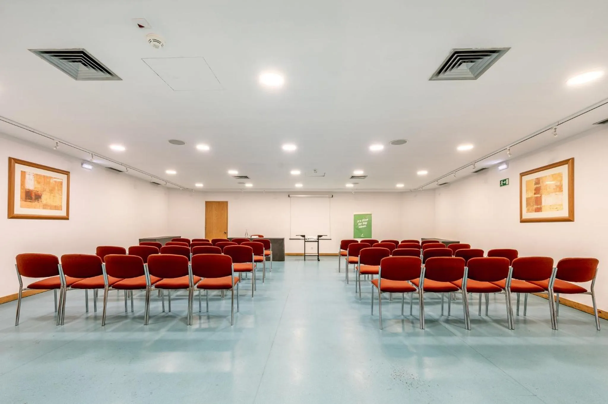 Meeting/conference room in Holiday Inn Lisbon-Continental by IHG