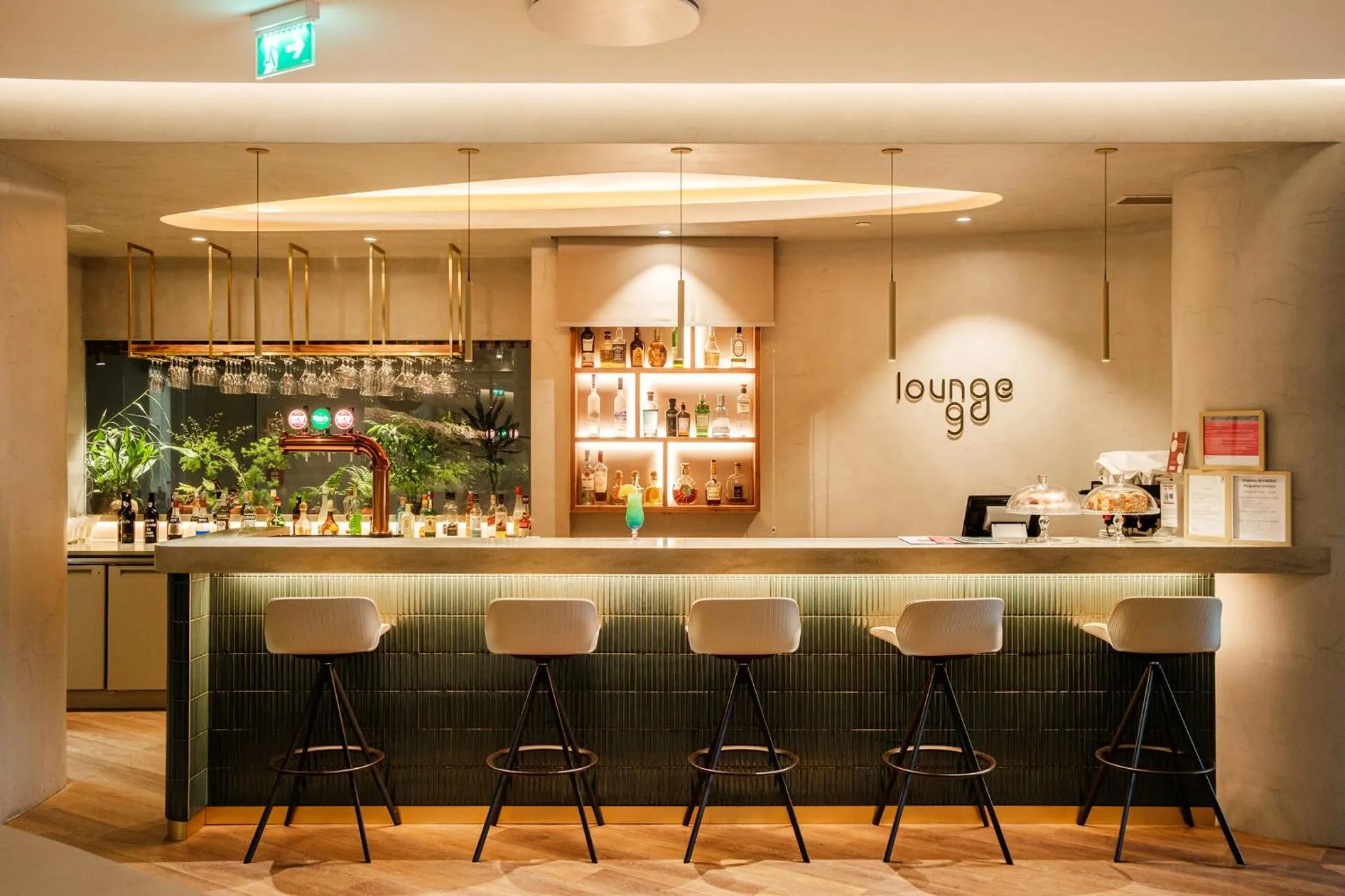 Lounge or bar in Holiday Inn Lisbon-Continental by IHG