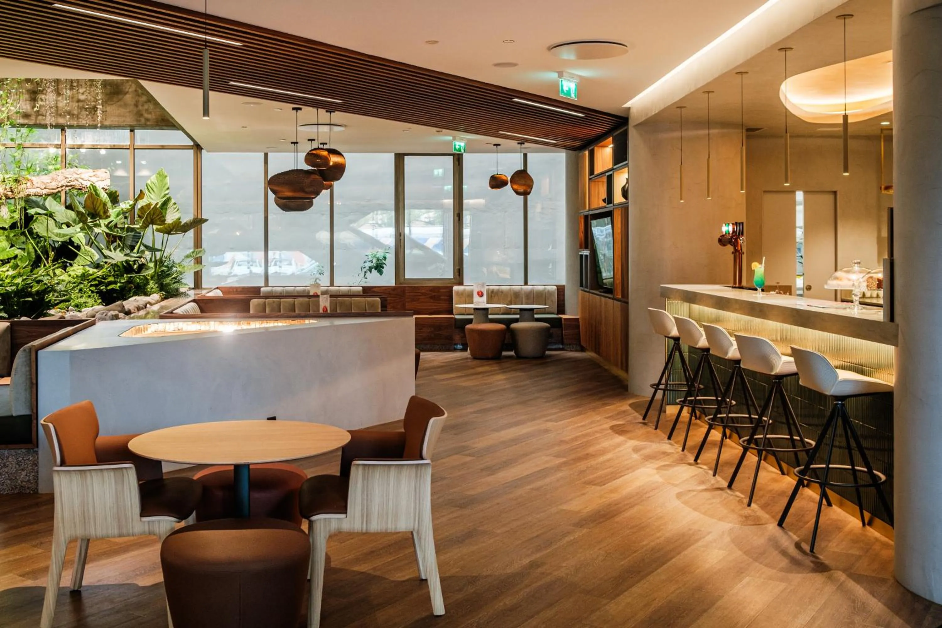 Lounge or bar in Holiday Inn Lisbon-Continental by IHG
