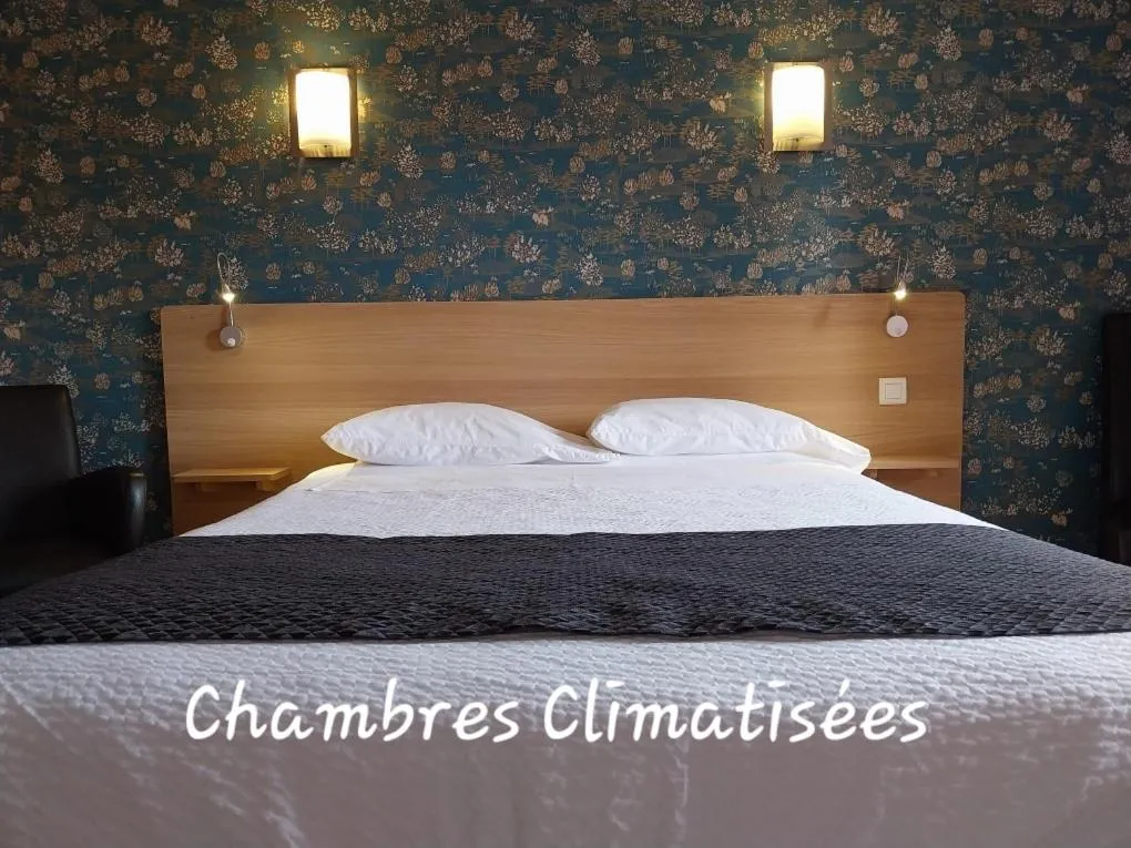 Bed in Hôtel Restaurant du Lauragais LOGIS DE FRANCE