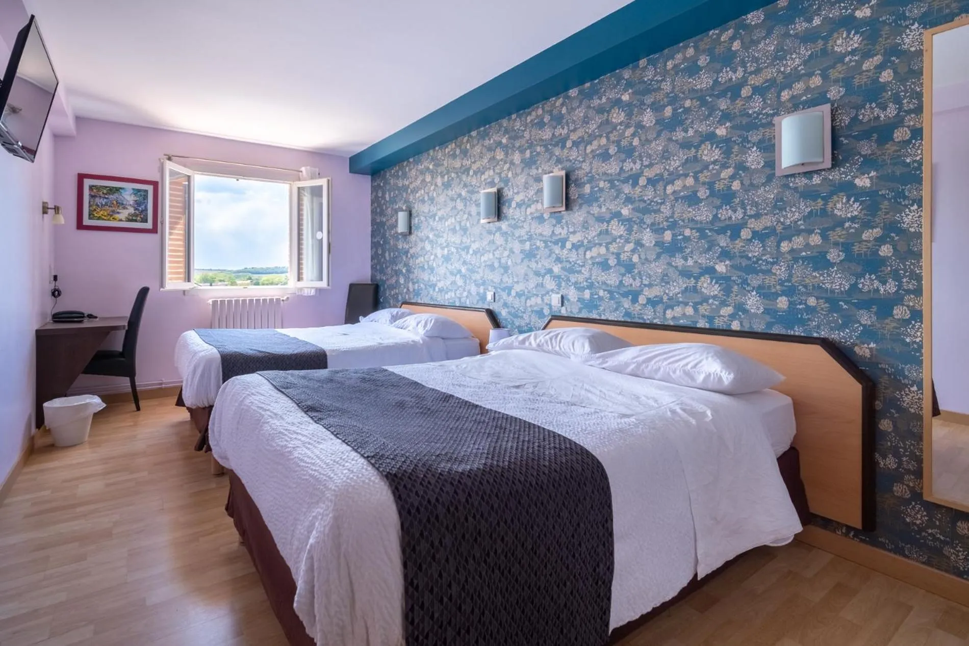 Bed in Hôtel Restaurant du Lauragais LOGIS DE FRANCE