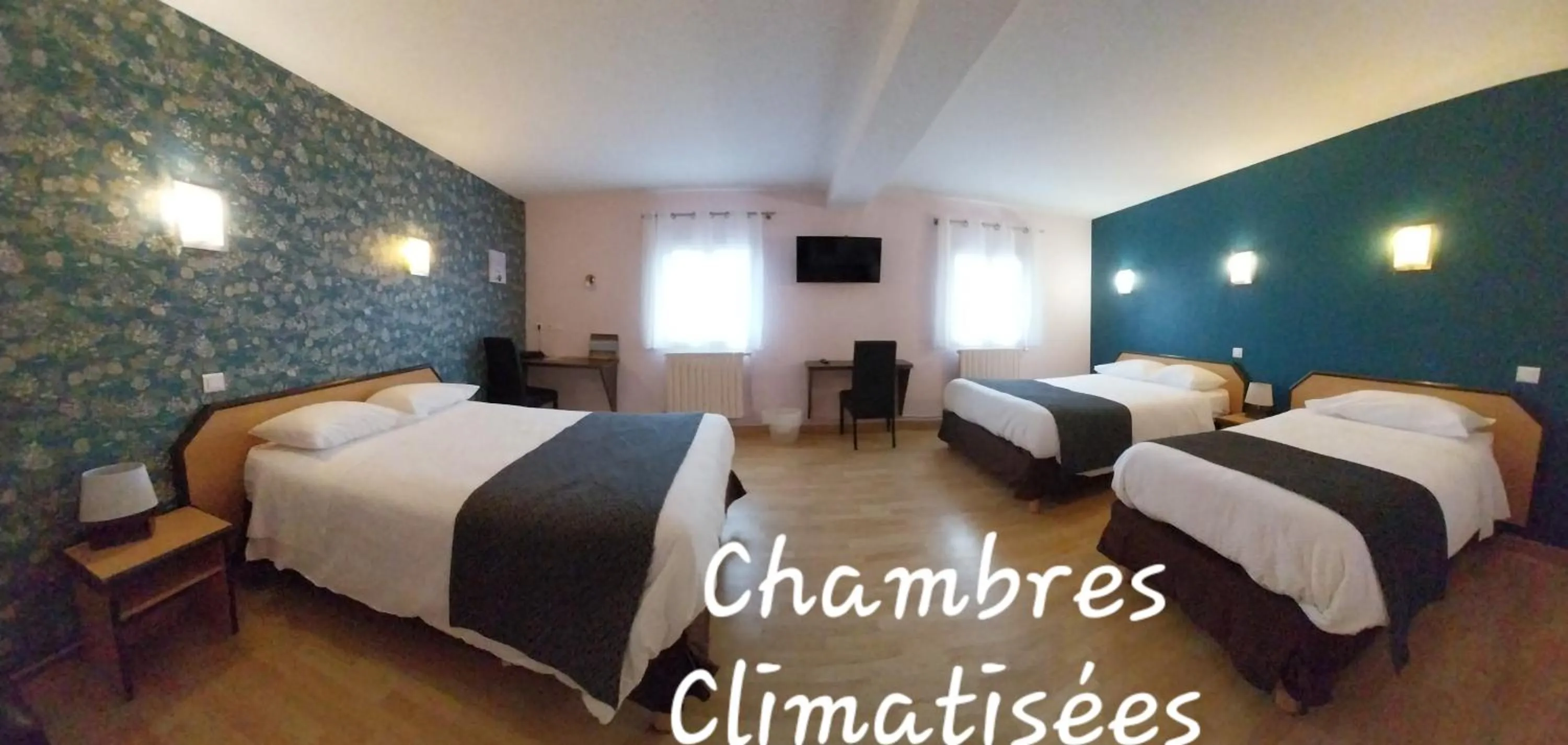 Bed in Hôtel Restaurant du Lauragais LOGIS DE FRANCE