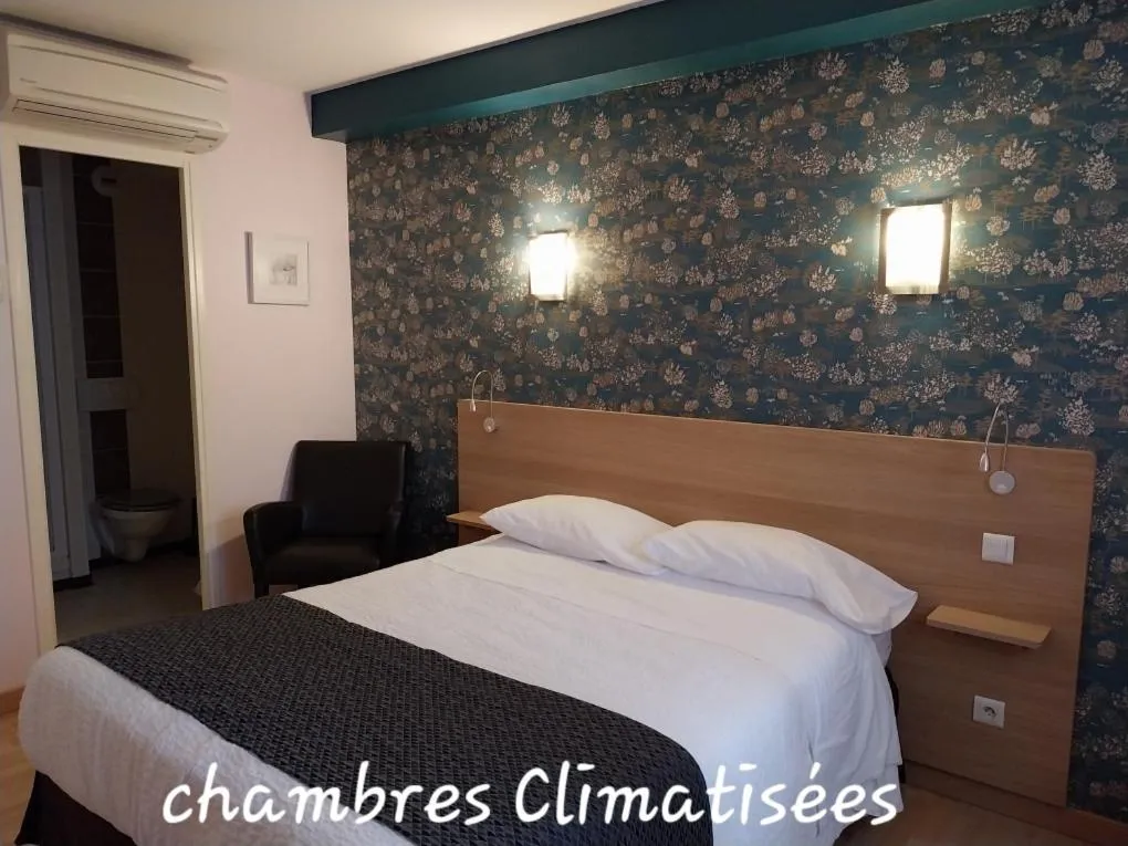 Bed in Hôtel Restaurant du Lauragais LOGIS DE FRANCE