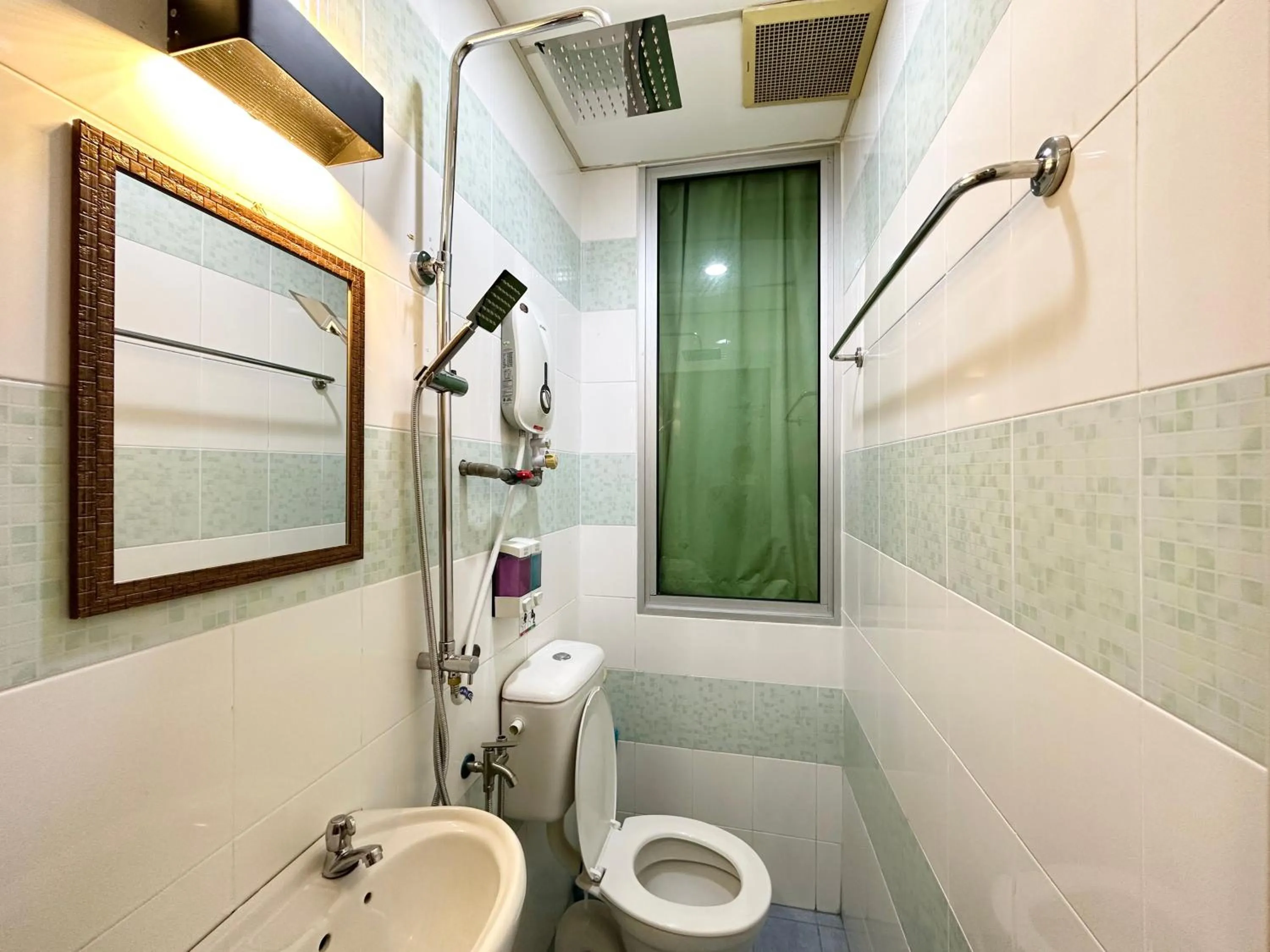 Shower in Hotel Tourist City Centre by HotSpot Essential