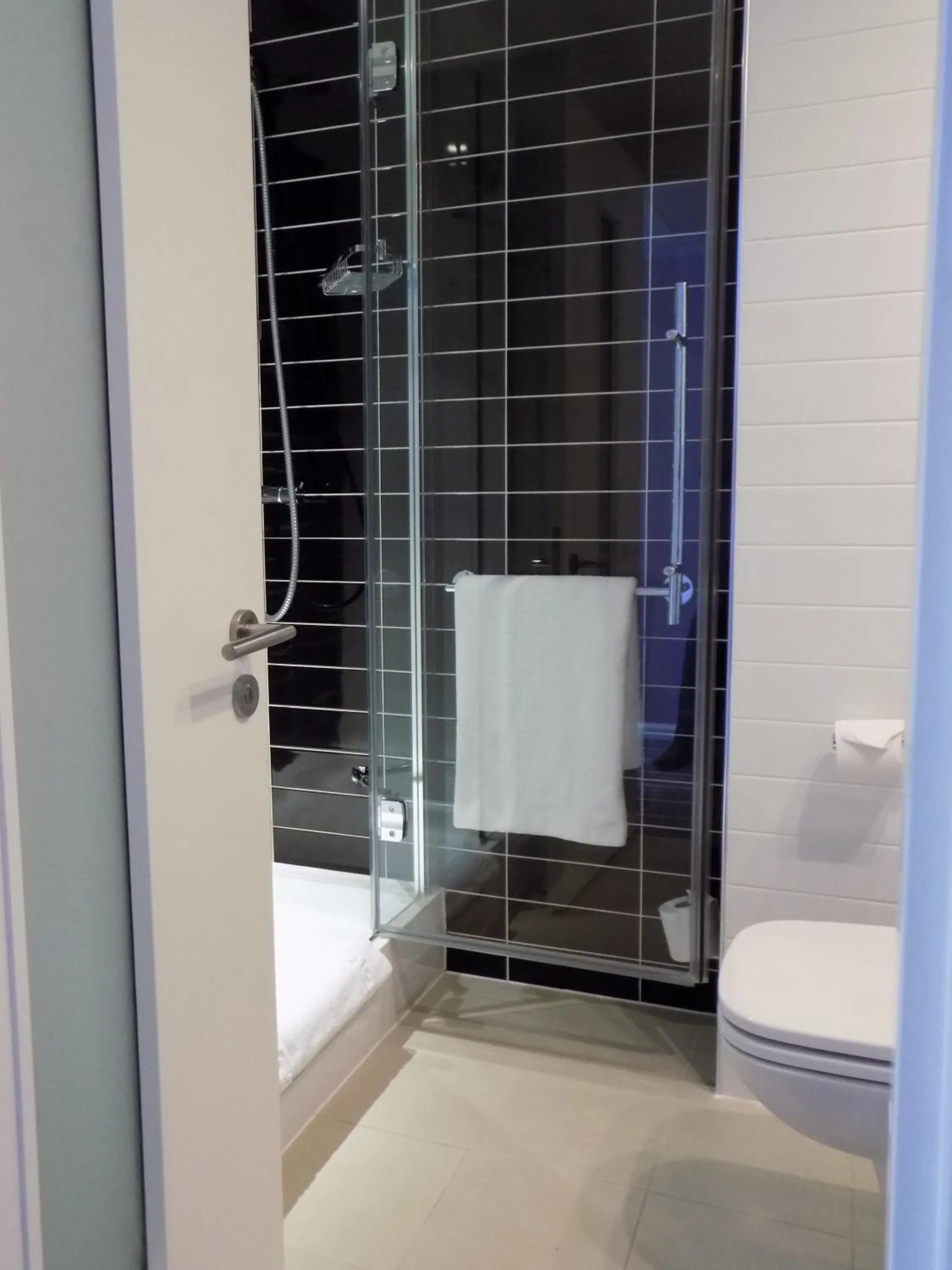 Bedroom, Bathroom in Holiday Inn Express Dunstable