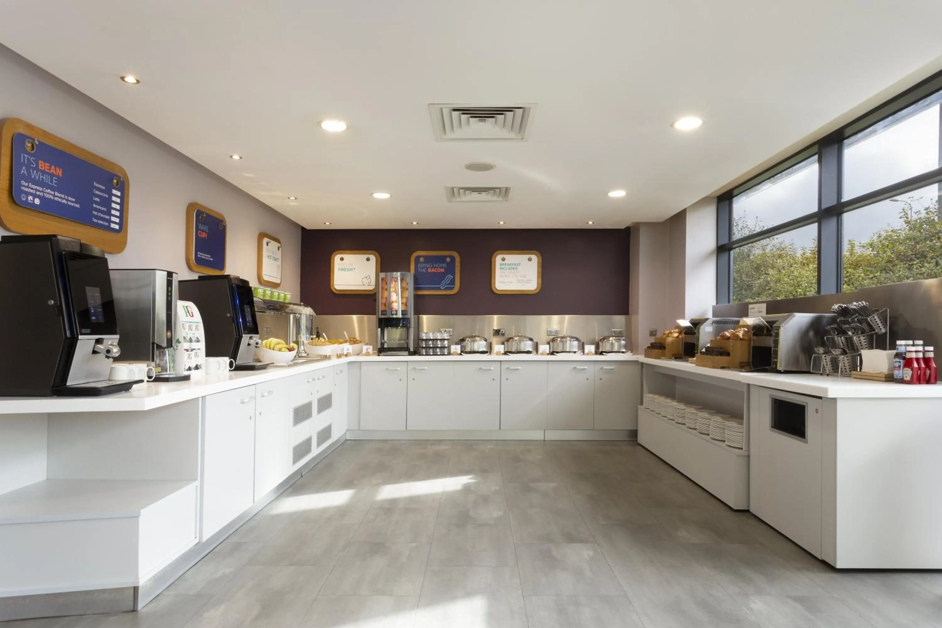 Breakfast, Kitchen/Kitchenette in Holiday Inn Express Dunstable