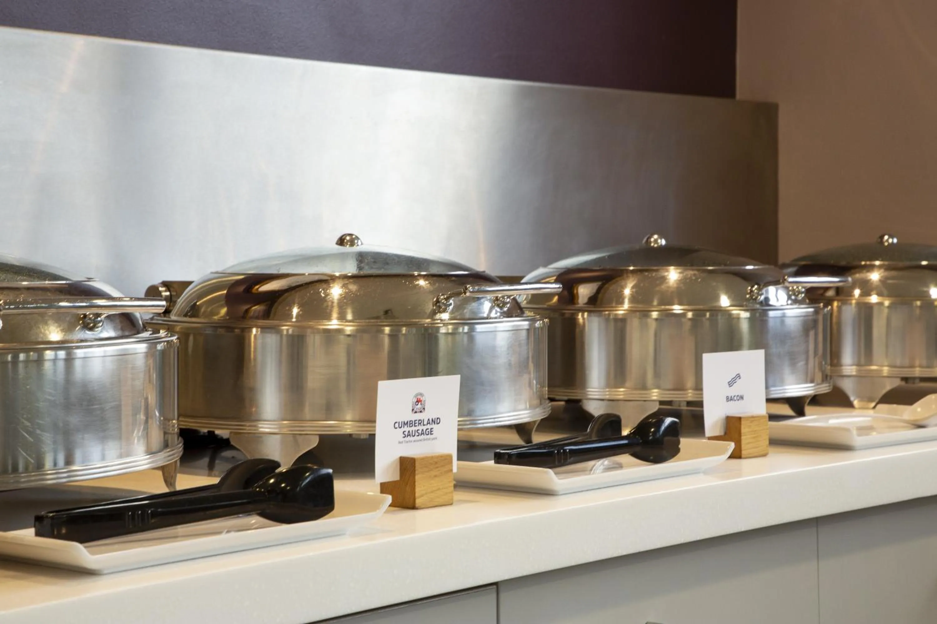 Breakfast, Kitchen/Kitchenette in Holiday Inn Express Dunstable