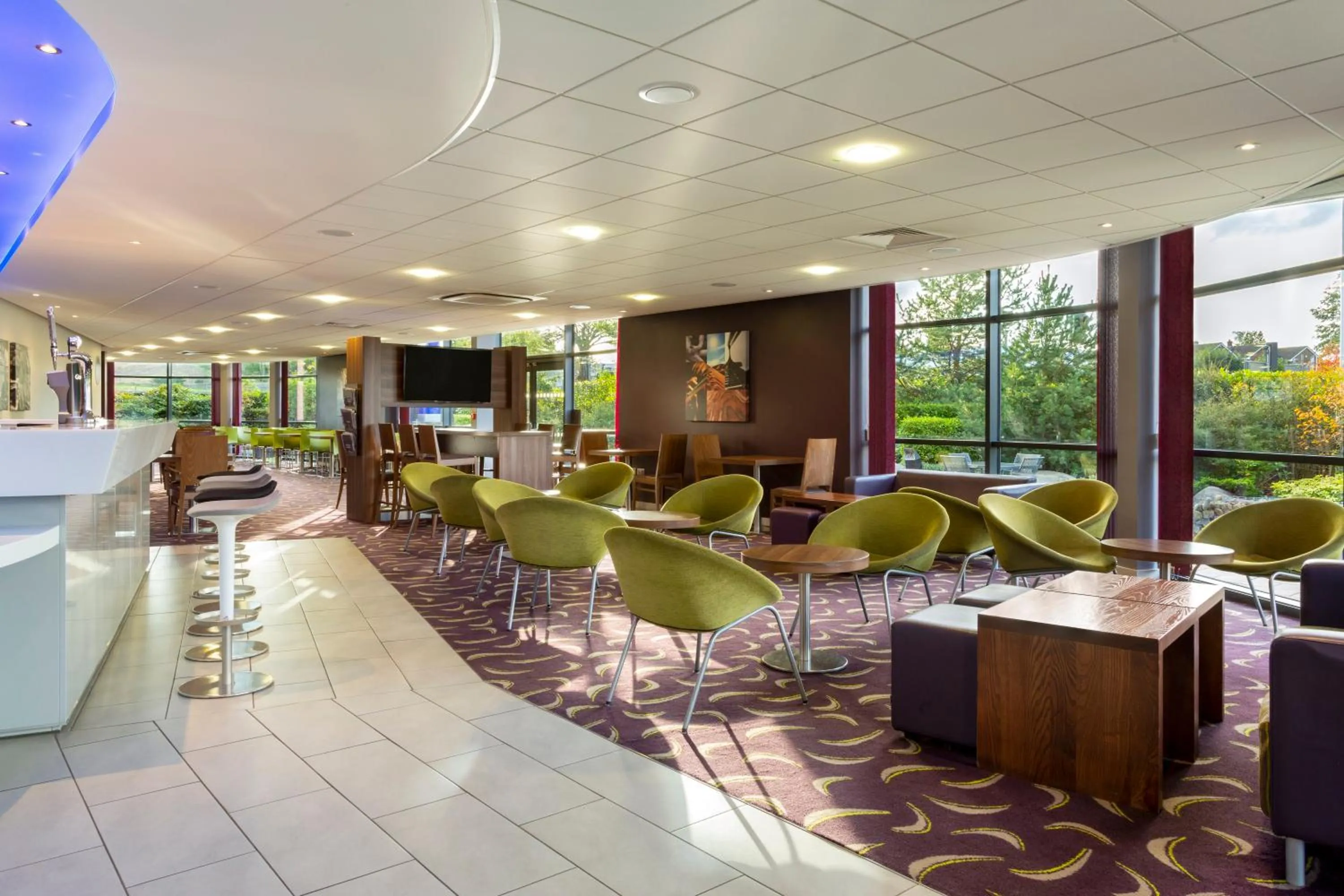 Property building in Holiday Inn Express Dunstable