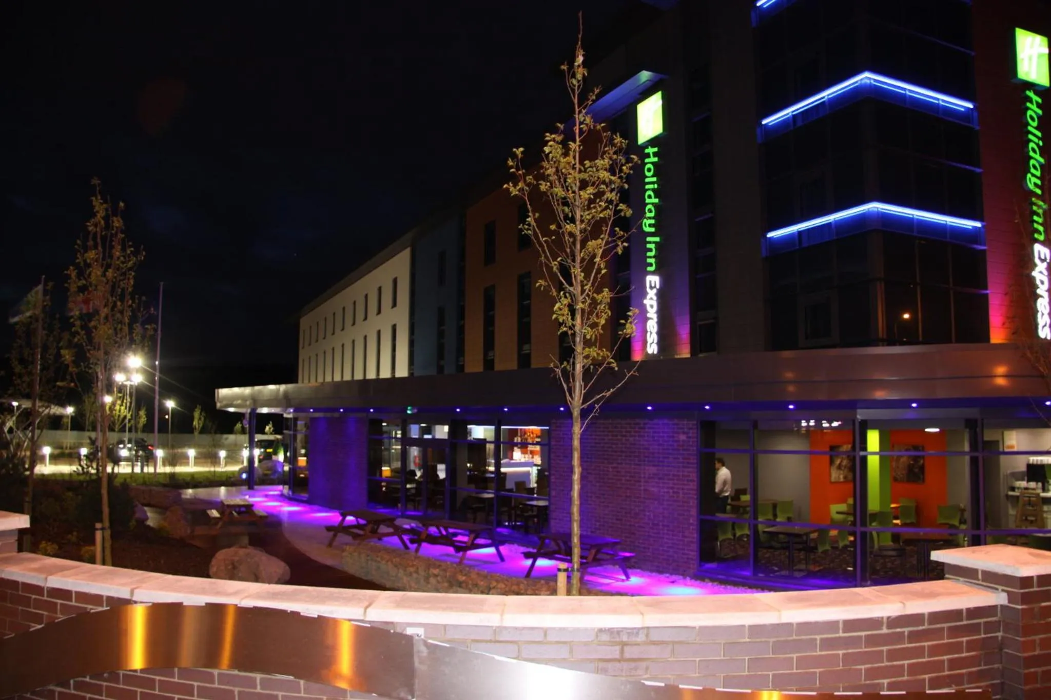 Property Building in Holiday Inn Express Dunstable