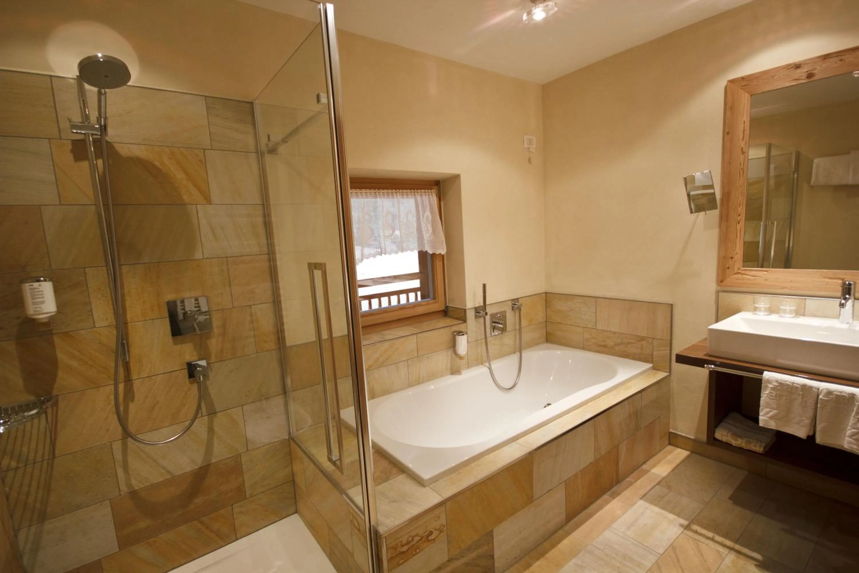 Bathroom, Bed in Hotel Gran Paradiso