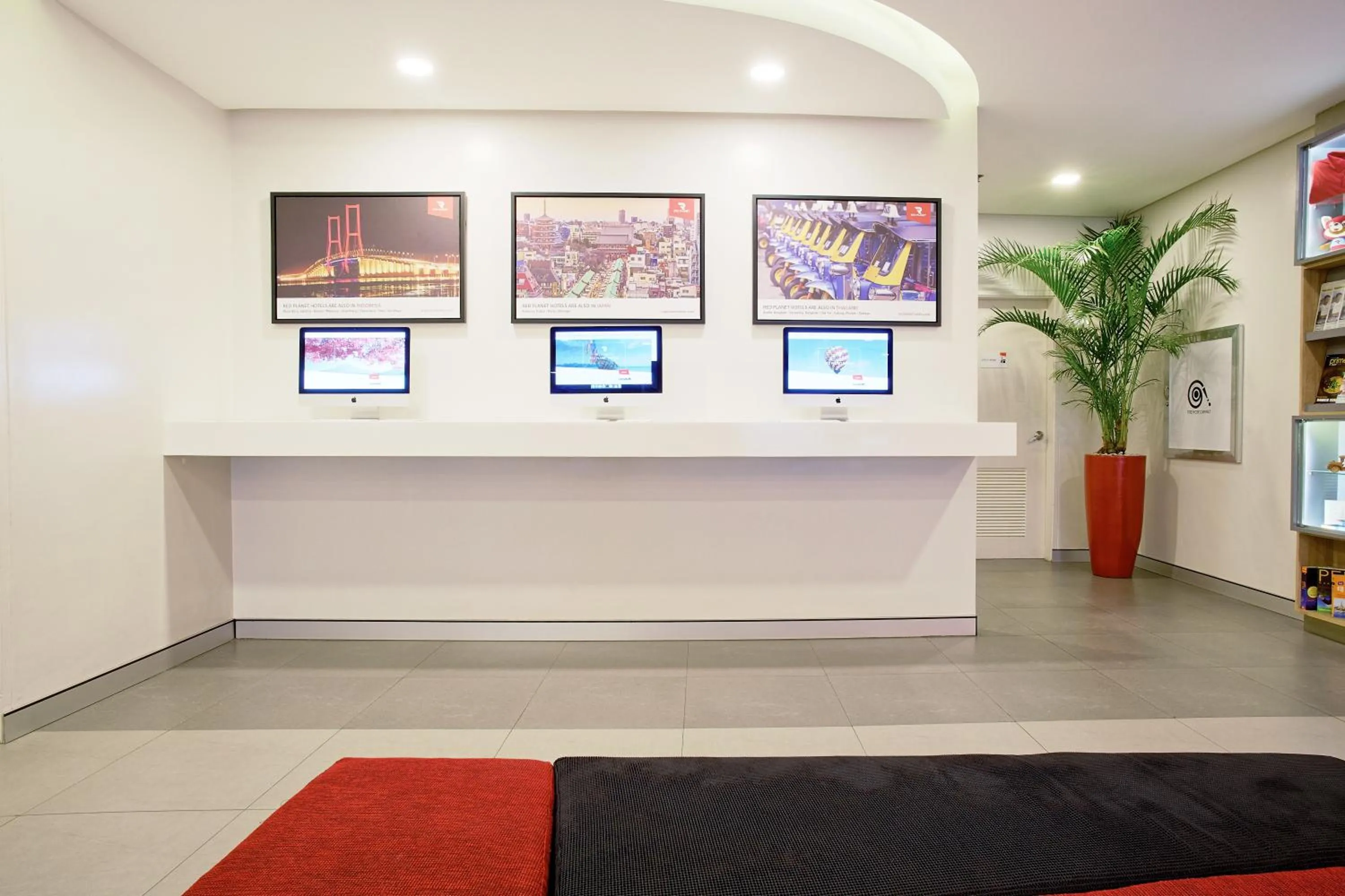 Lobby or reception in Red Planet Makati Avenue Manila