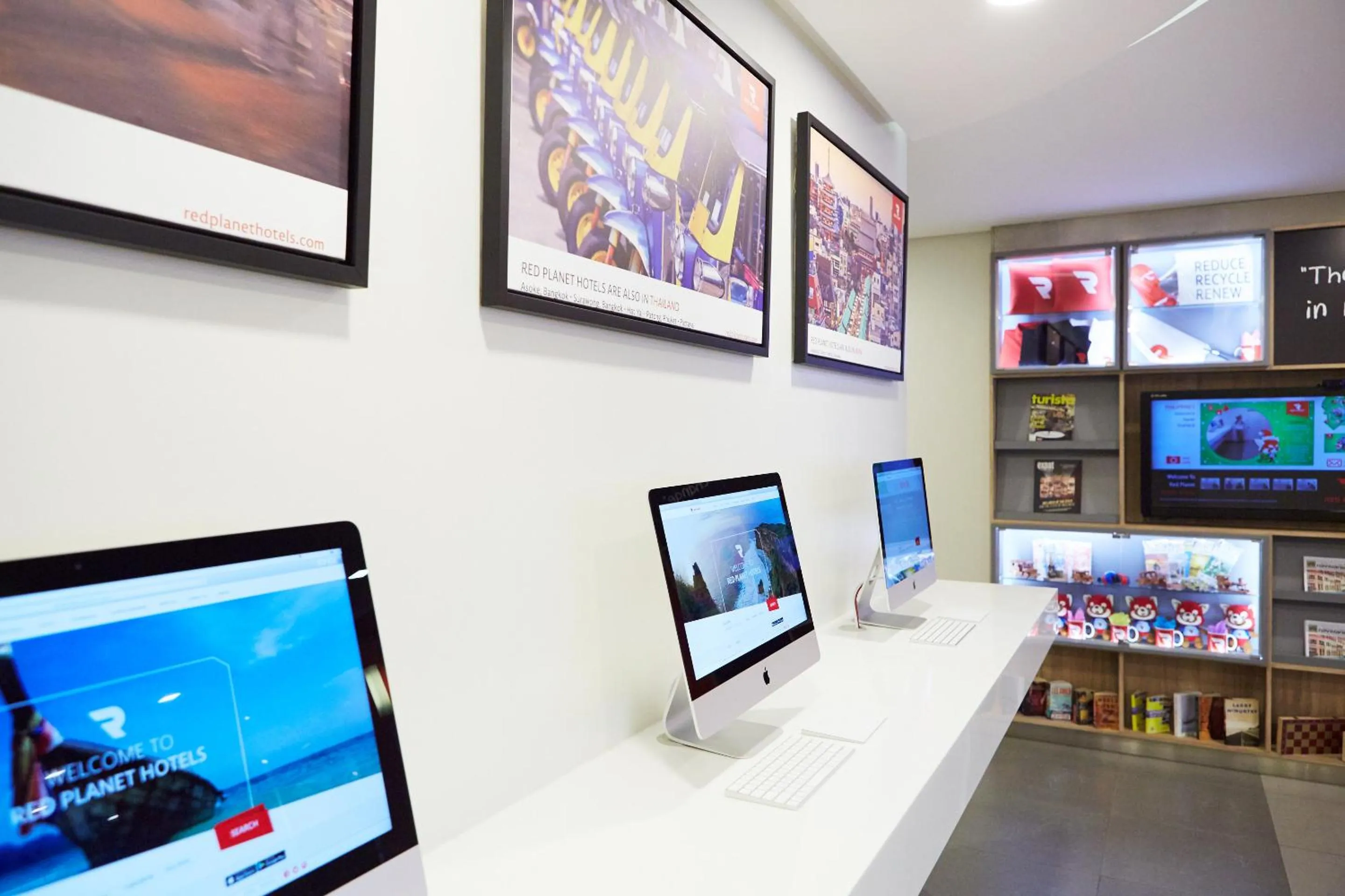 Lobby or reception in Red Planet Makati Avenue Manila