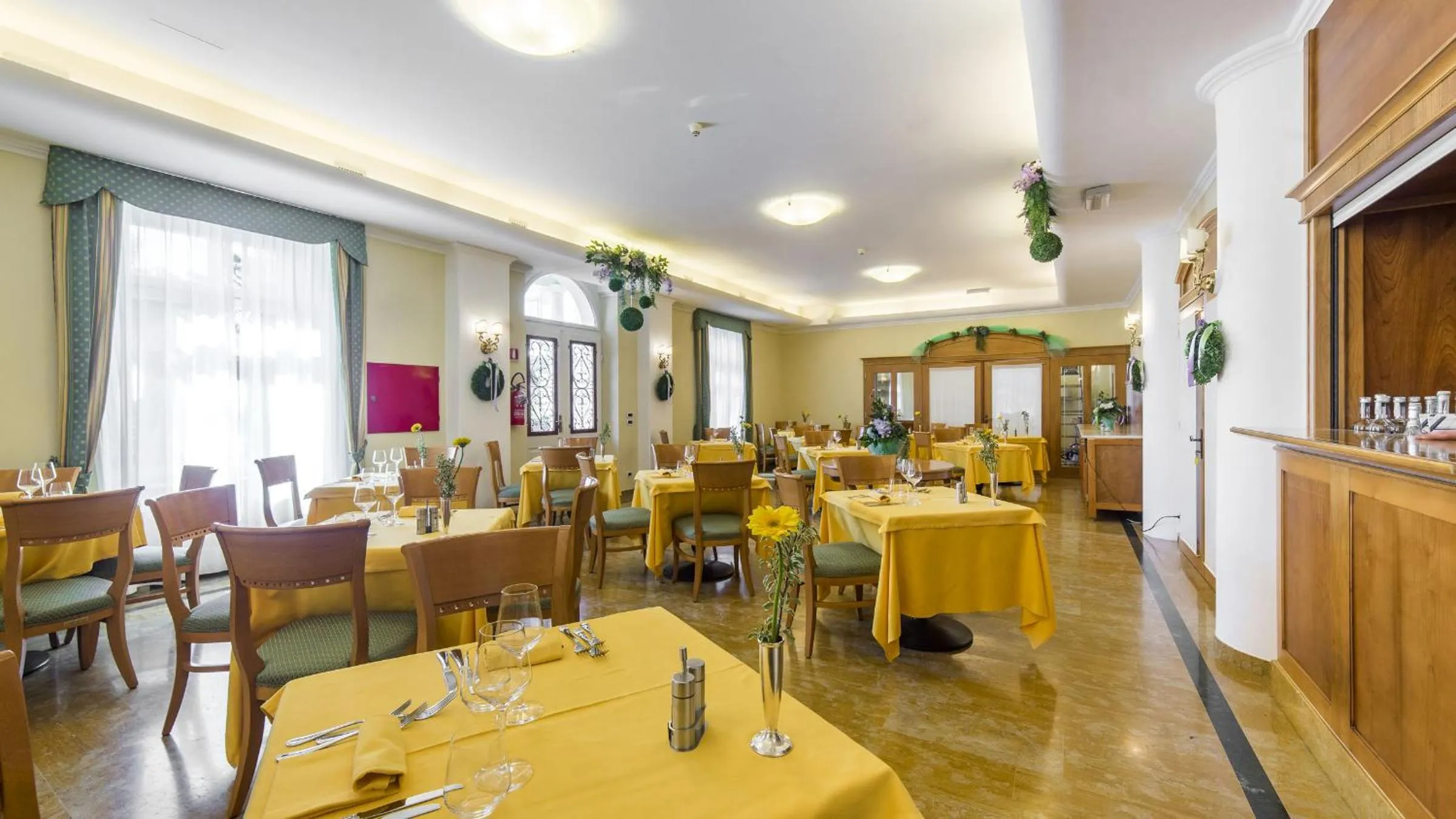 Restaurant/places to eat in Hotel Ville Bianchi