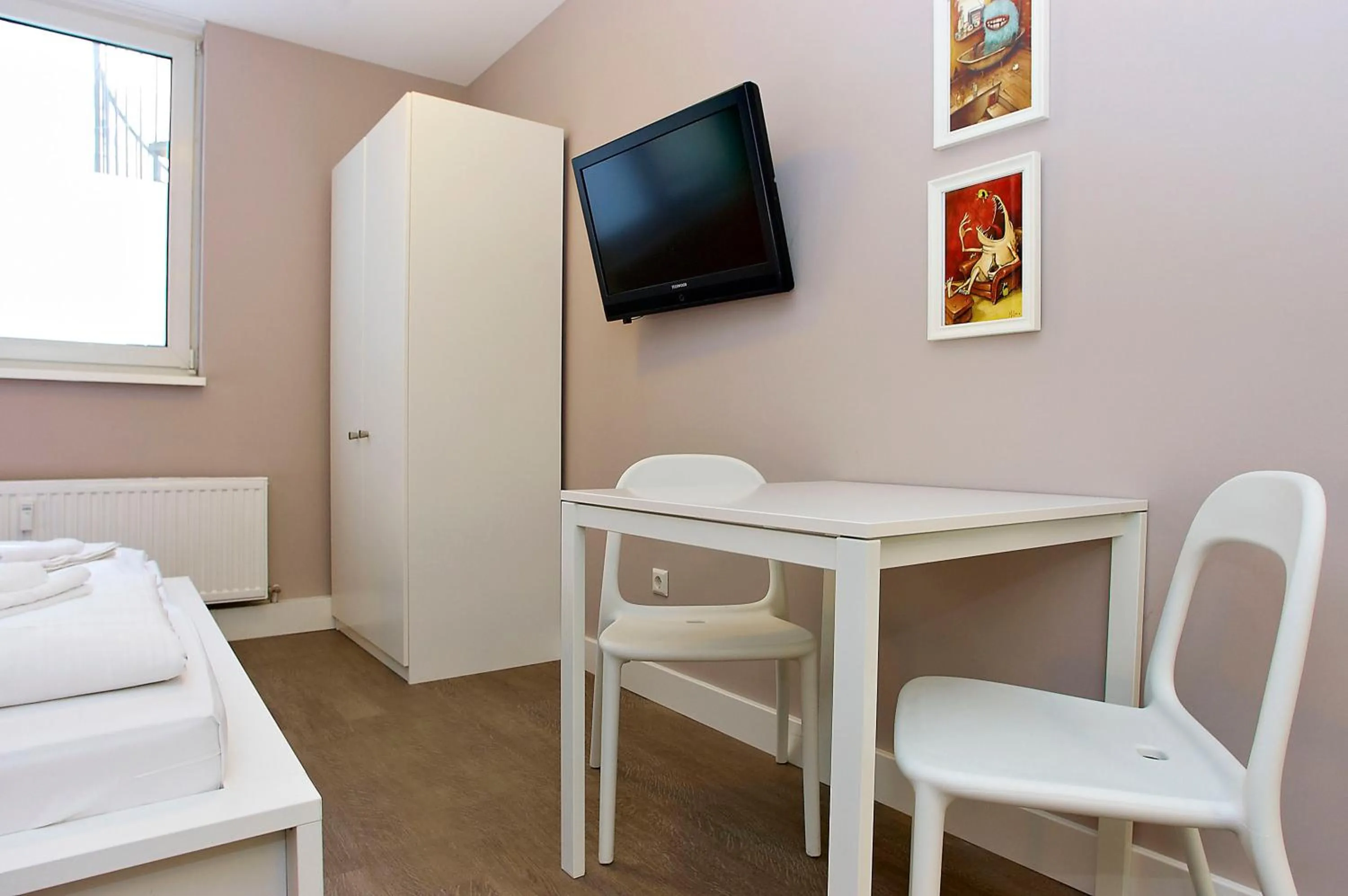 TV and multimedia, Bed in Apartmenthouse Berlin - Am Görlitzer Park