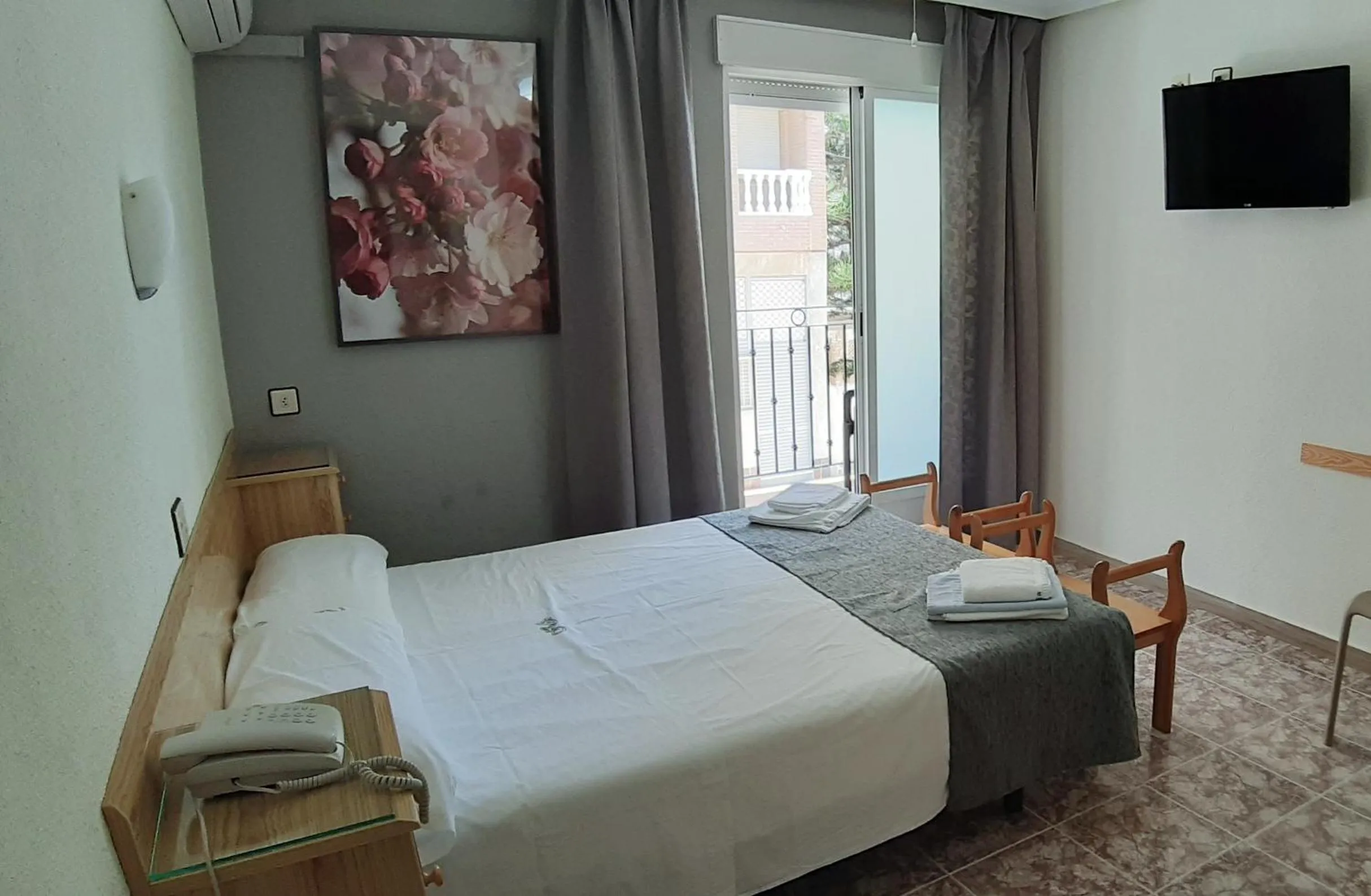 Photo of the whole room, Bed in Hotel Alaska