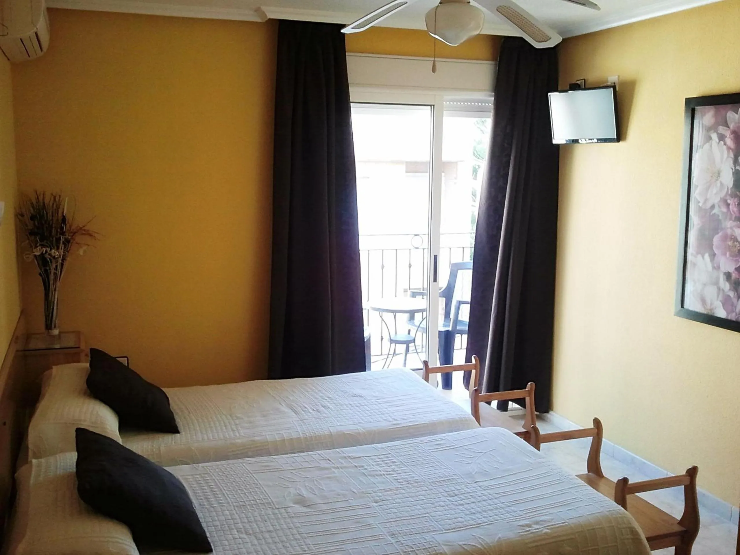 Bedroom, Bed in Hotel Alaska