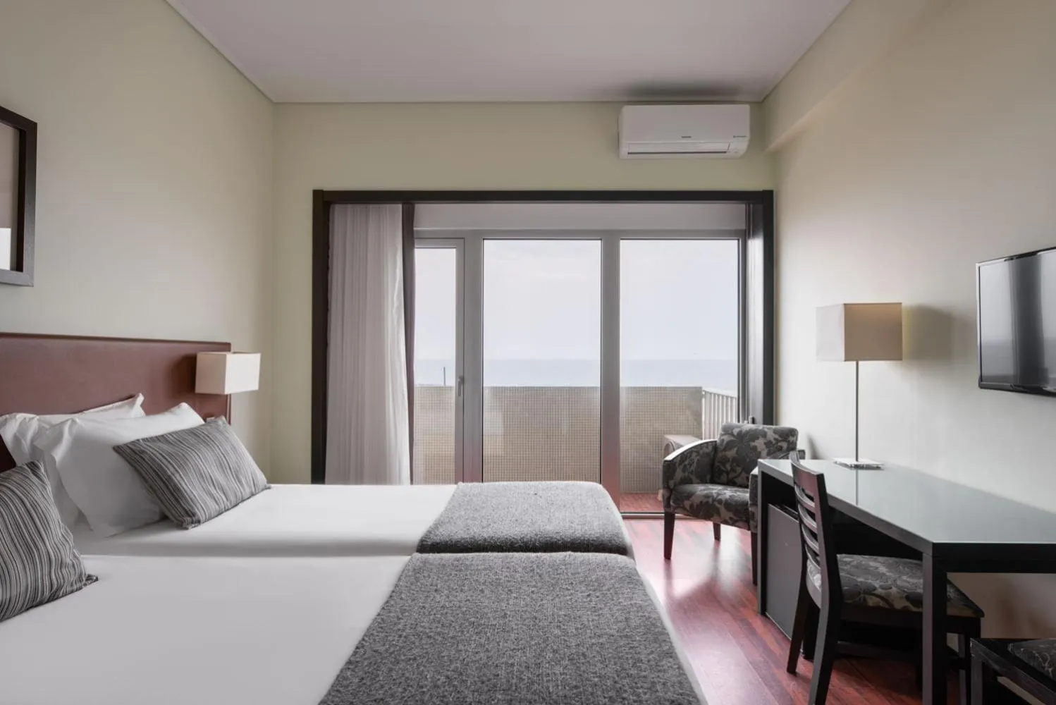 Photo of the whole room, Bed in Exe Praia Golfe