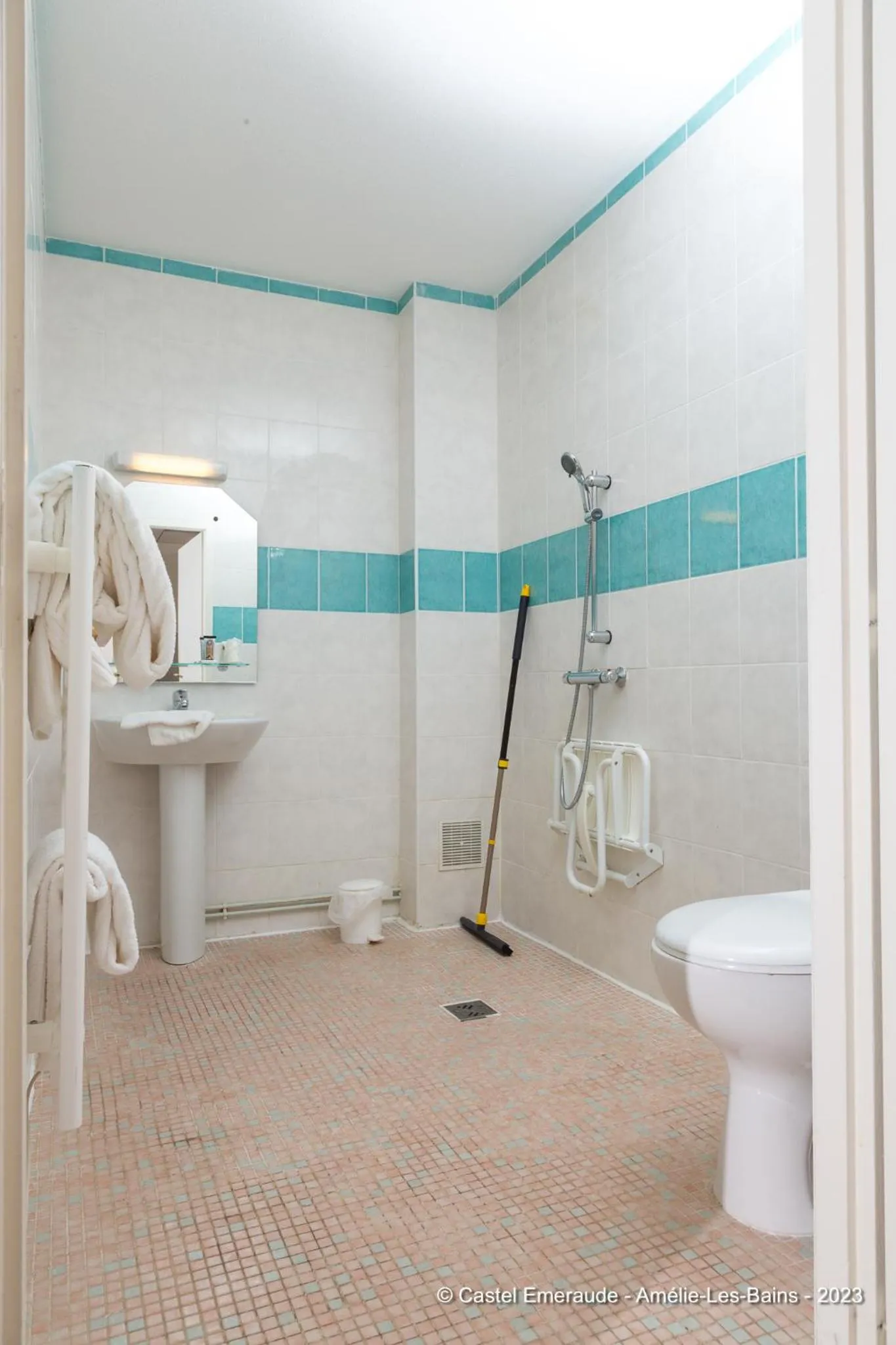 Bathroom in Appart'Hotel Castel Emeraude, Charme et Caractère