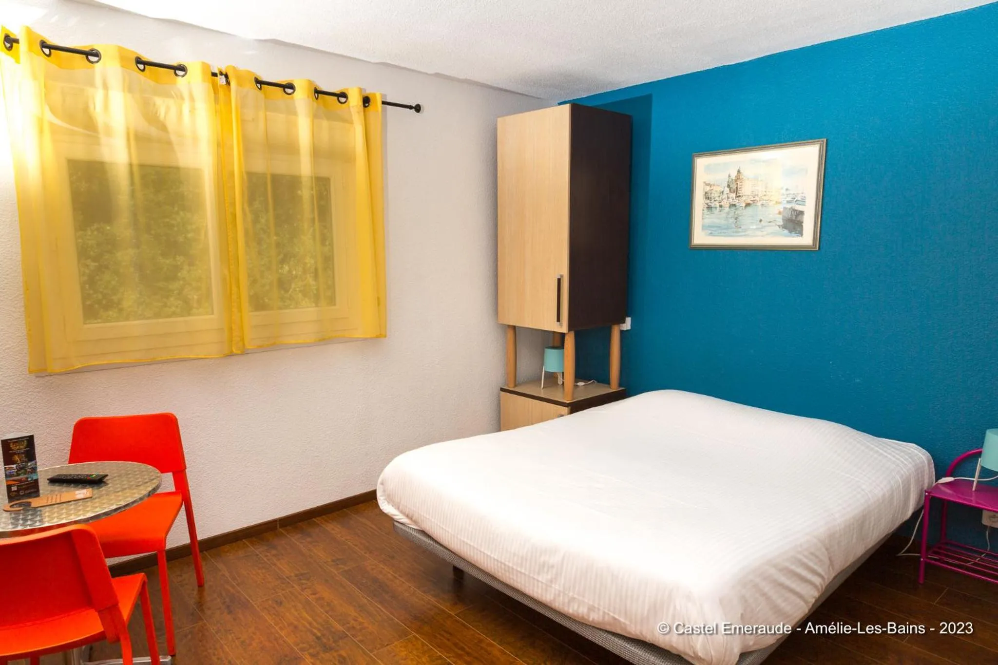 Dining area, Bed in Appart'Hotel Castel Emeraude, Charme et Caractère