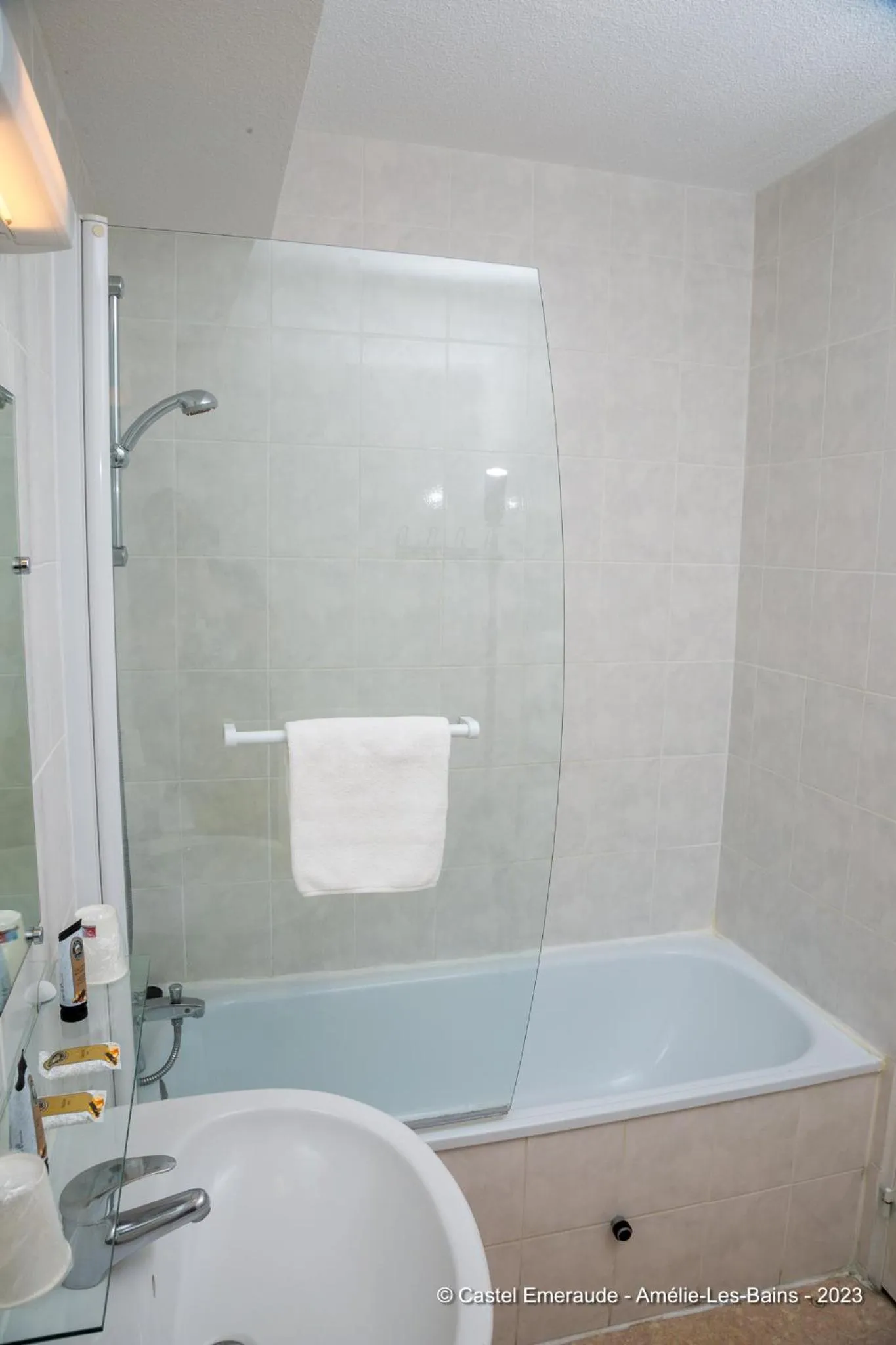 Bathroom in Appart'Hotel Castel Emeraude, Charme et Caractère