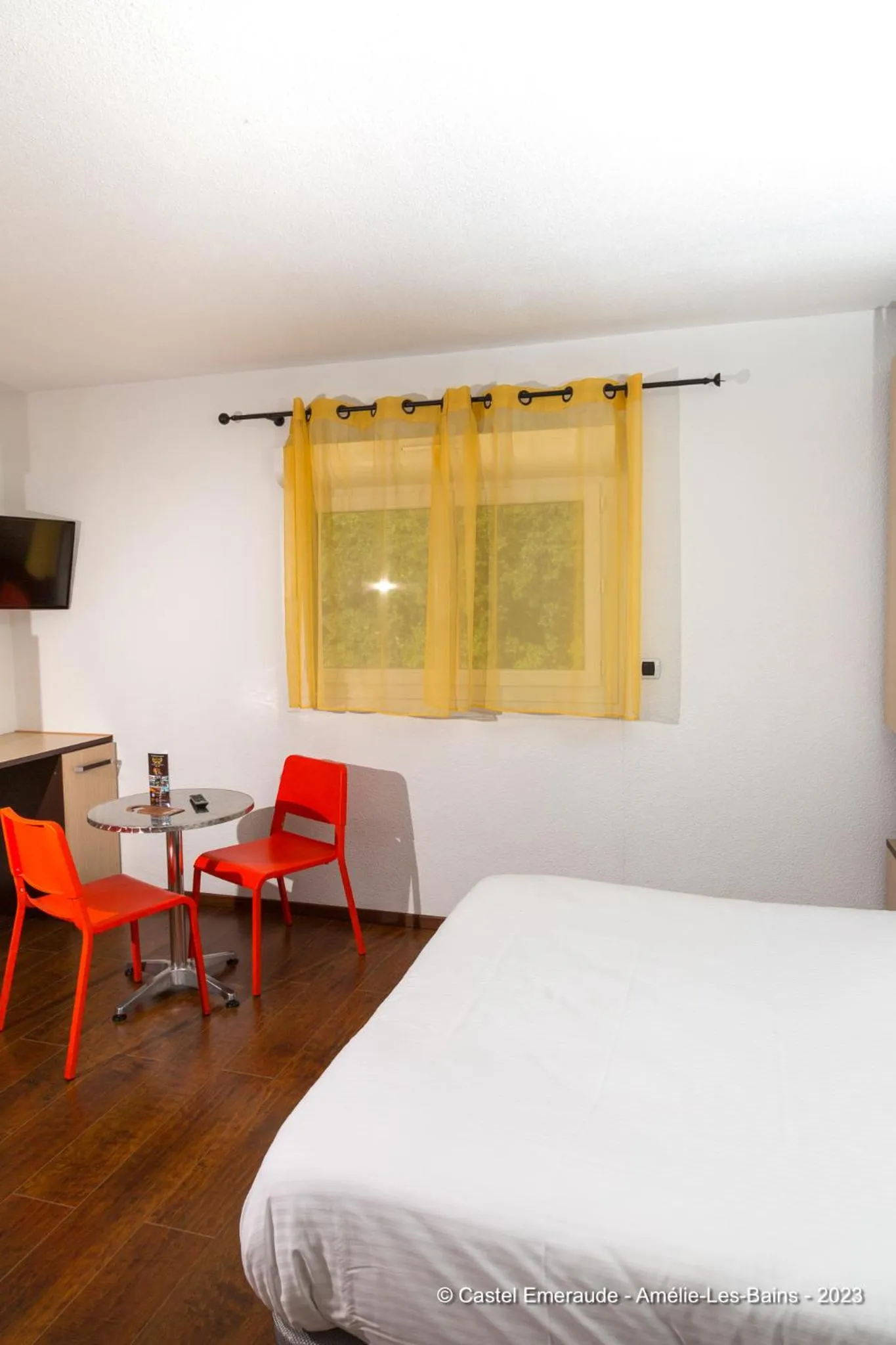 Dining area, Bed in Appart'Hotel Castel Emeraude, Charme et Caractère