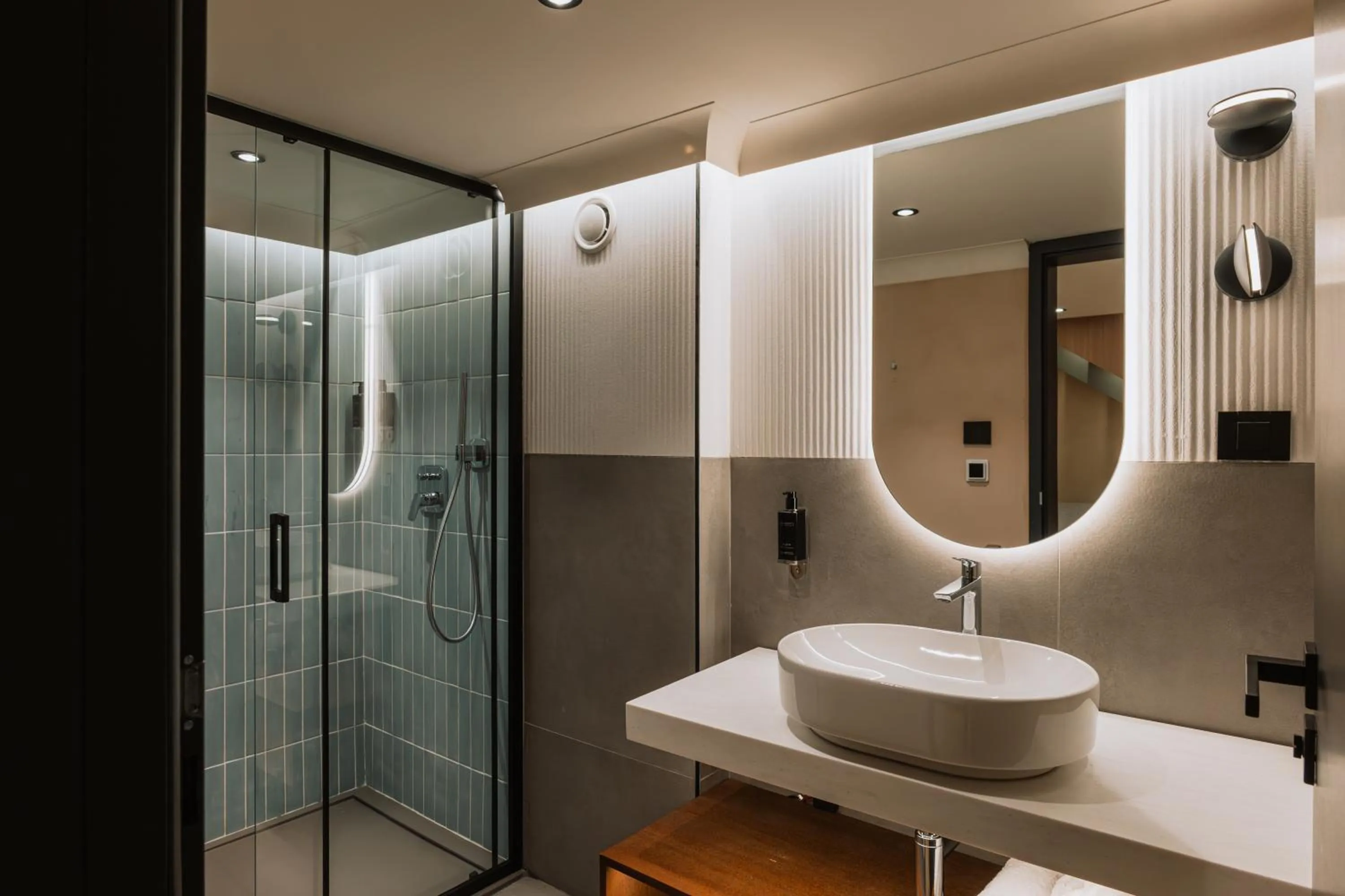 Shower in Hotel Trianon