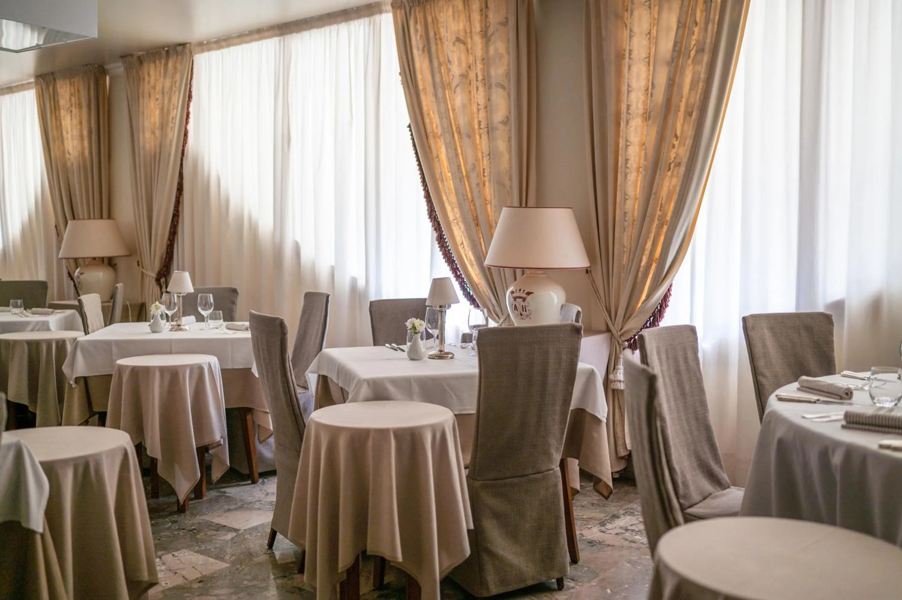 Restaurant/places to eat in Hotel Anthony