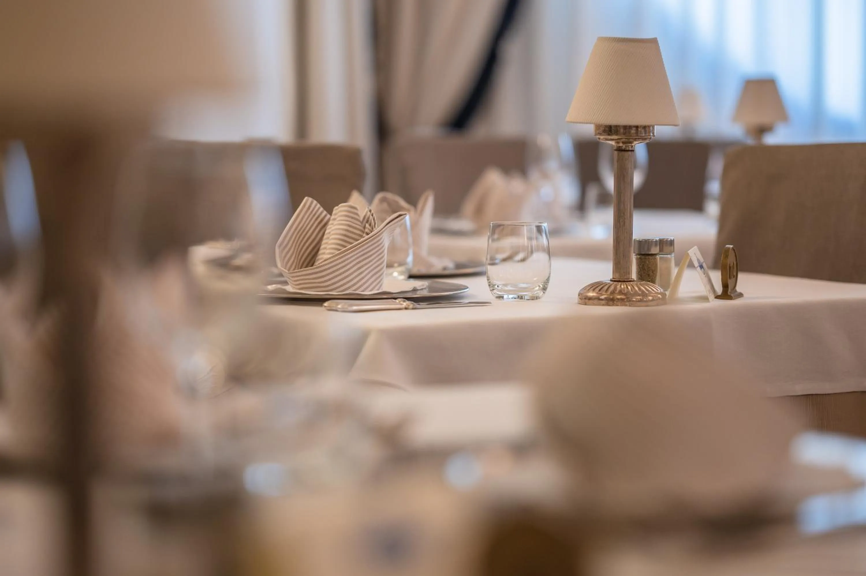 Restaurant/places to eat in Hotel Anthony