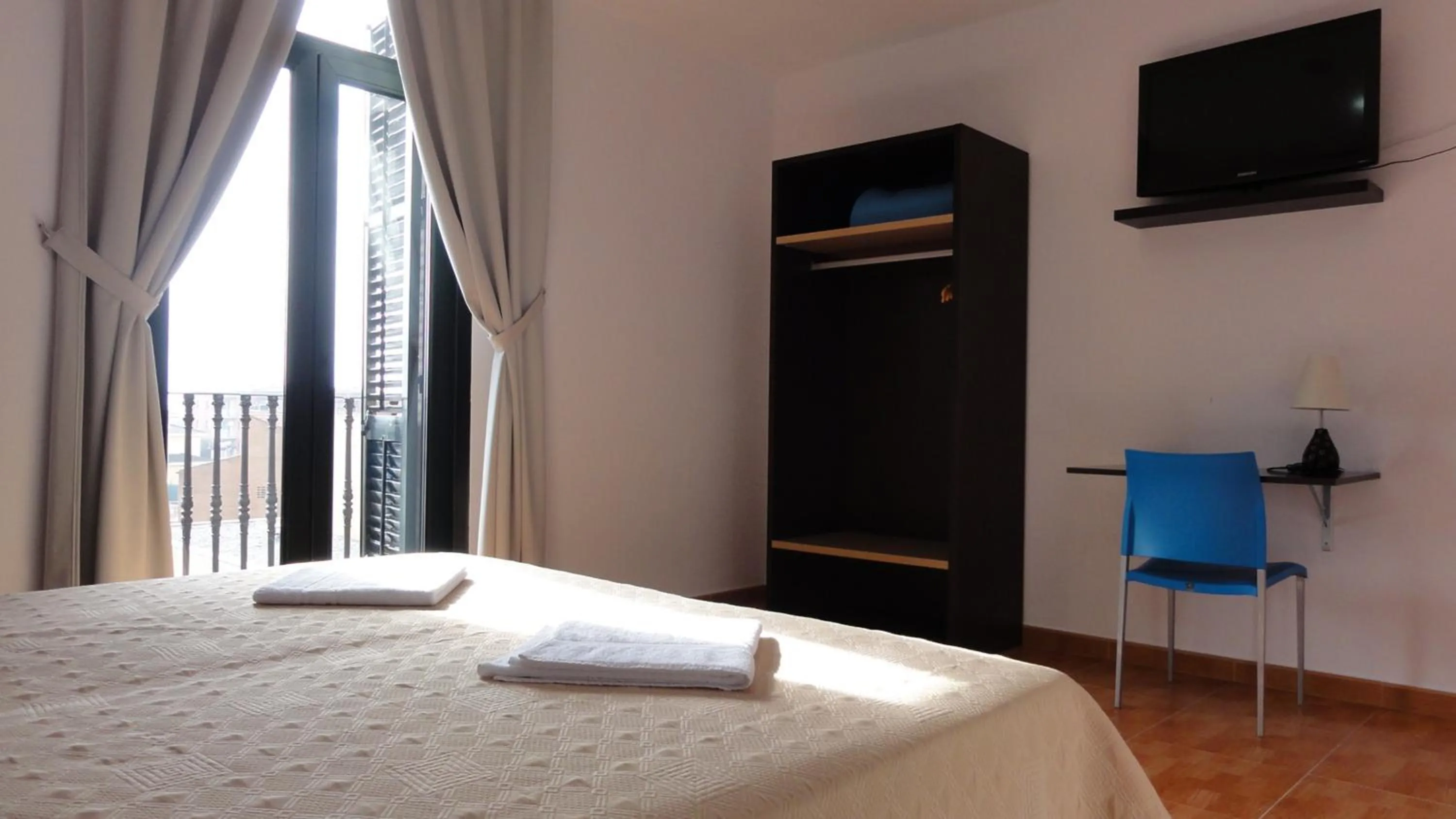 Seating area, Bed in Aparthotel Can Gallart