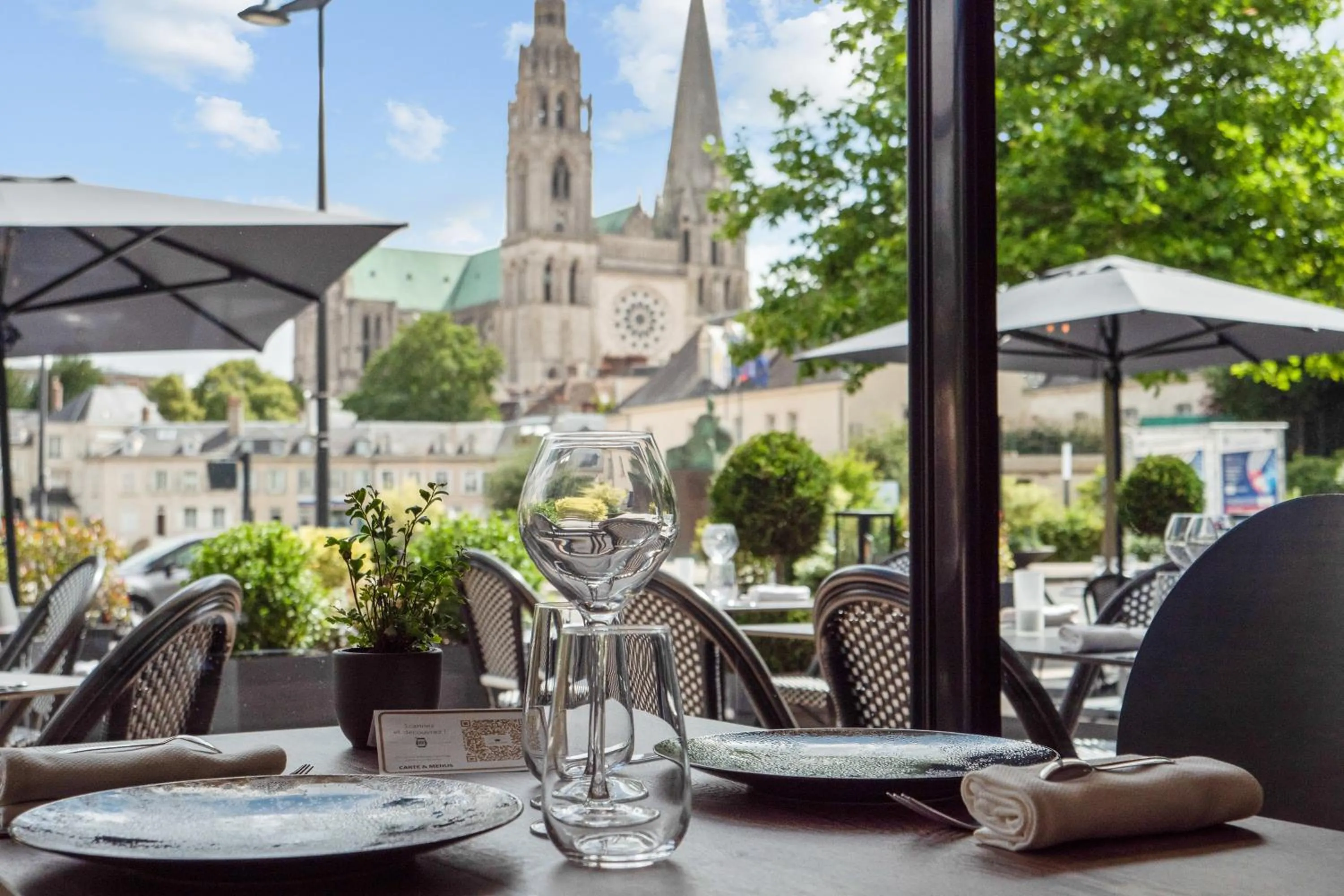 Restaurant/places to eat in Le Boeuf Couronné - Hôtel & Restaurant Chartres- Logis Hotels