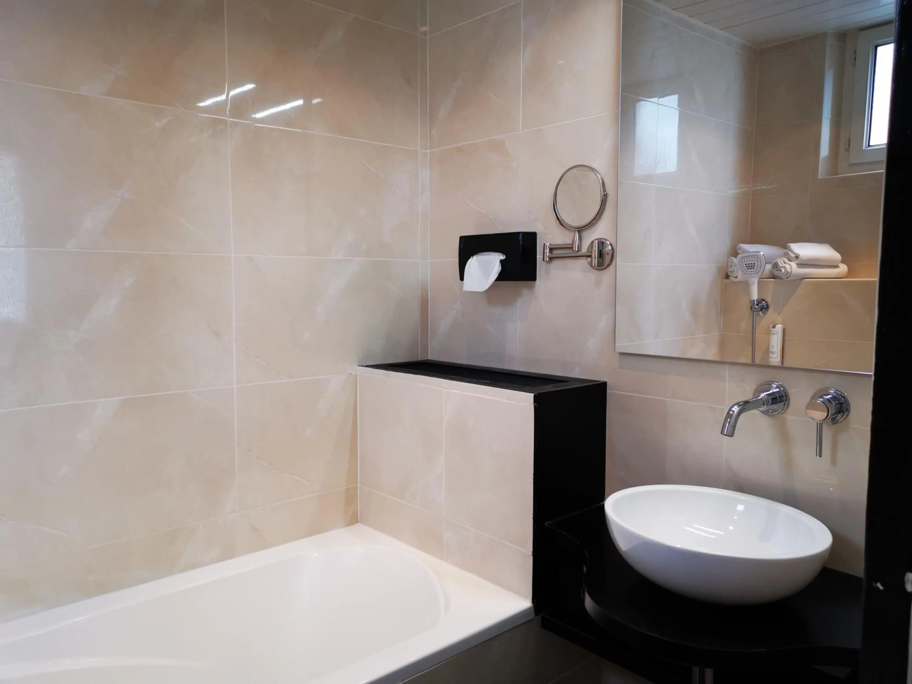 Bathroom in Le Boeuf Couronné - Hôtel & Restaurant Chartres- Logis Hotels