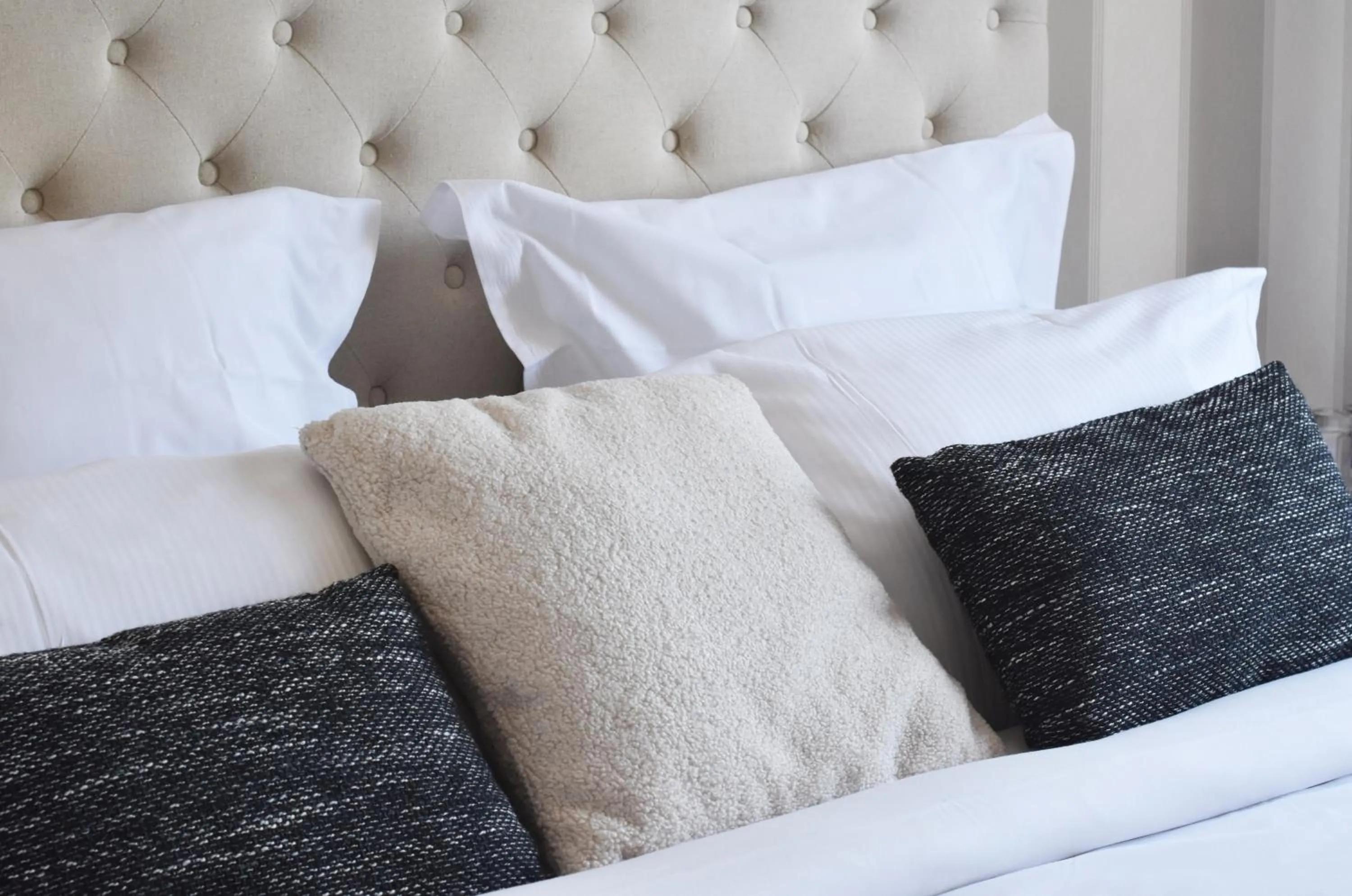 Decorative detail, Bed in Le Boeuf Couronné - Hôtel & Restaurant Chartres- Logis Hotels