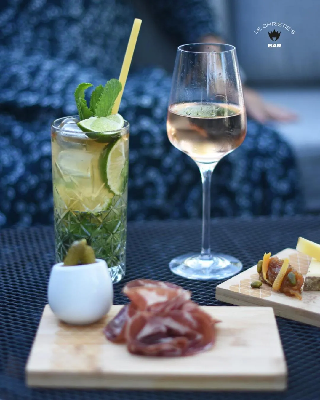 Lounge or bar in Le Boeuf Couronné - Hôtel & Restaurant Chartres- Logis Hotels