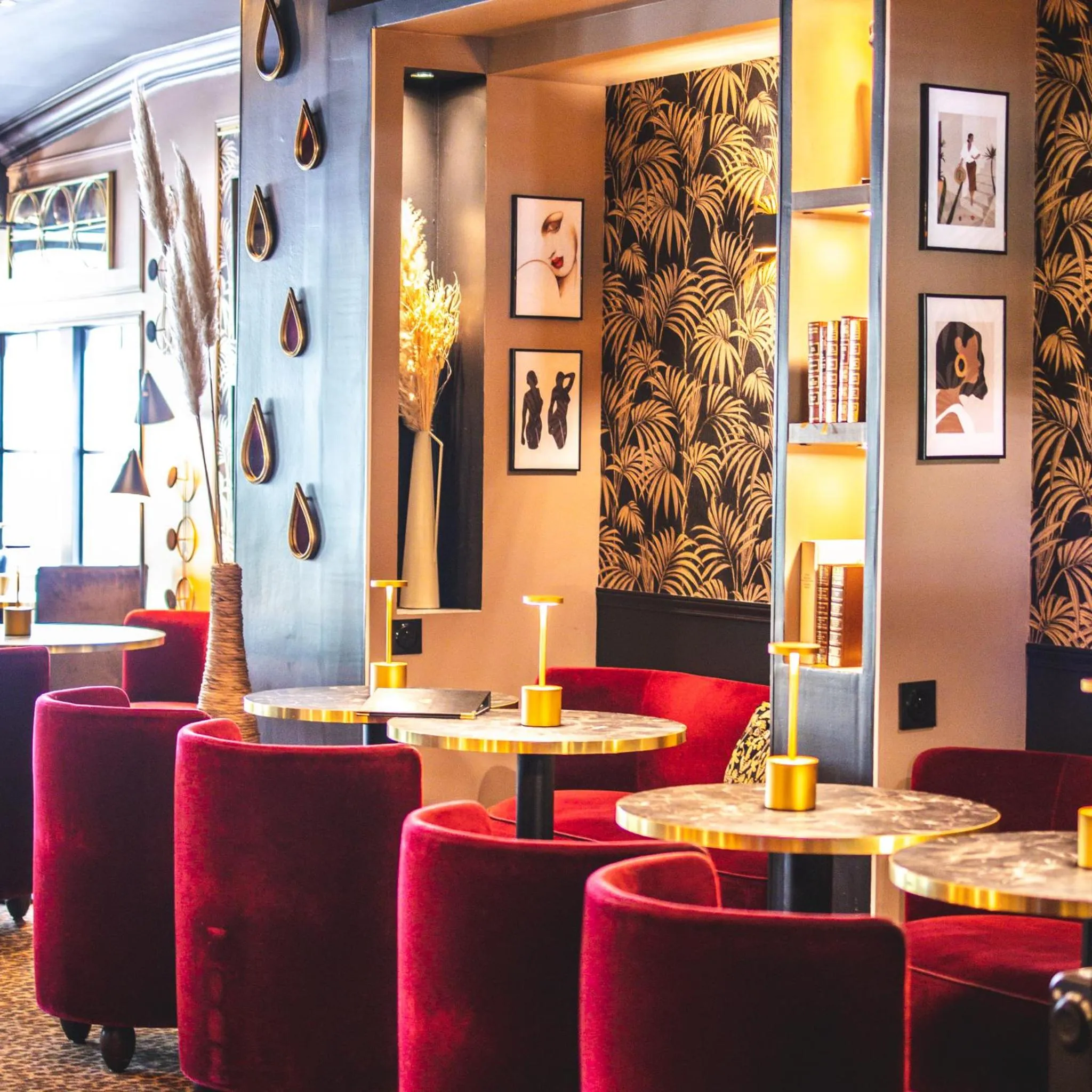 Lounge or bar in Le Boeuf Couronné - Hôtel & Restaurant Chartres- Logis Hotels