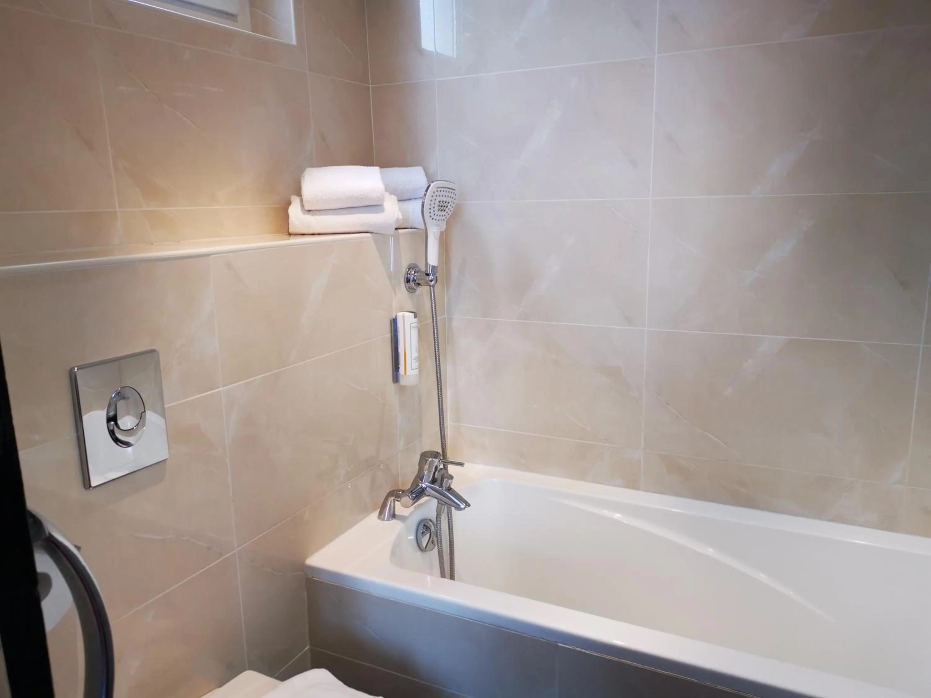 Bathroom in Le Boeuf Couronné - Hôtel & Restaurant Chartres- Logis Hotels