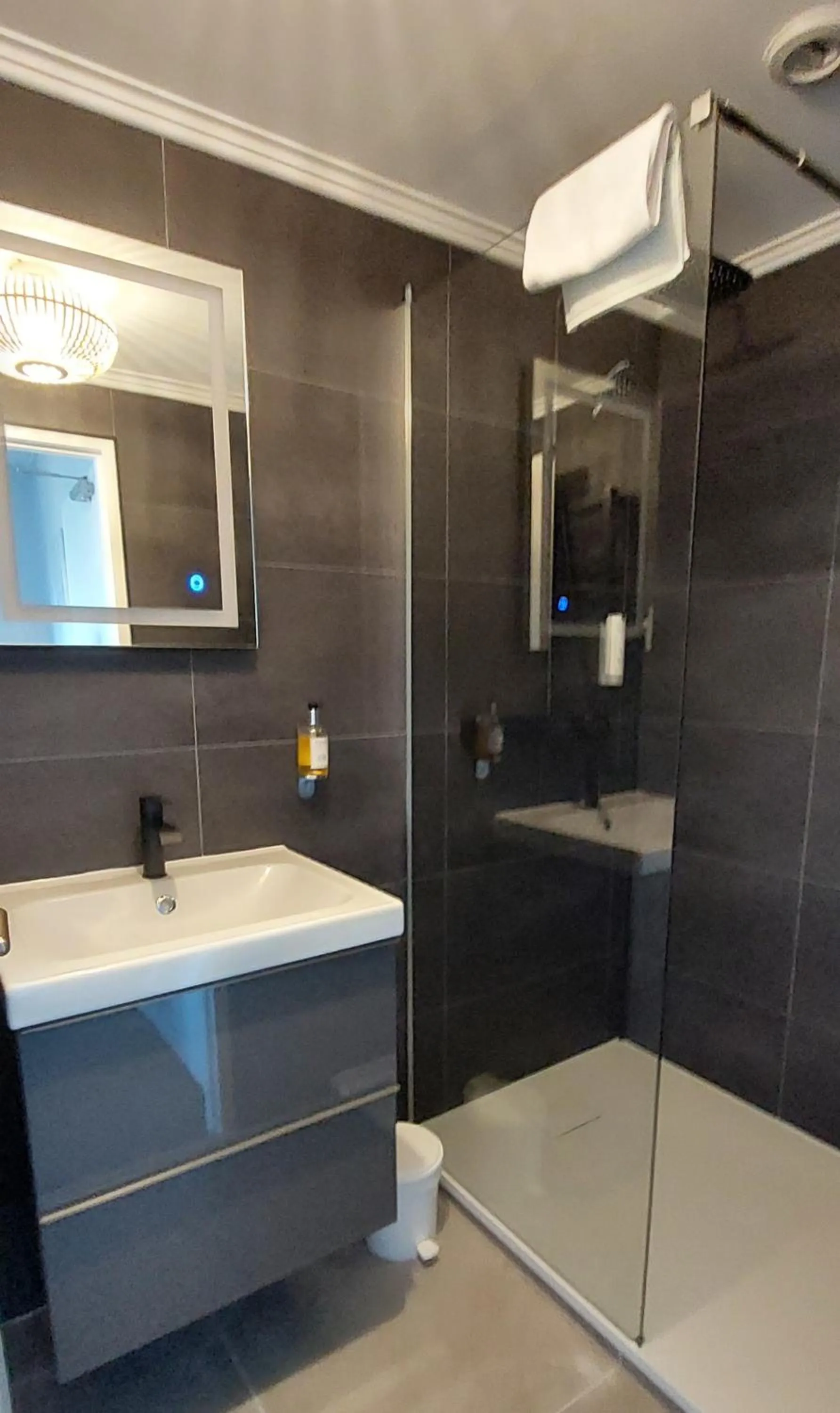 Shower in Logis Le Prieuré