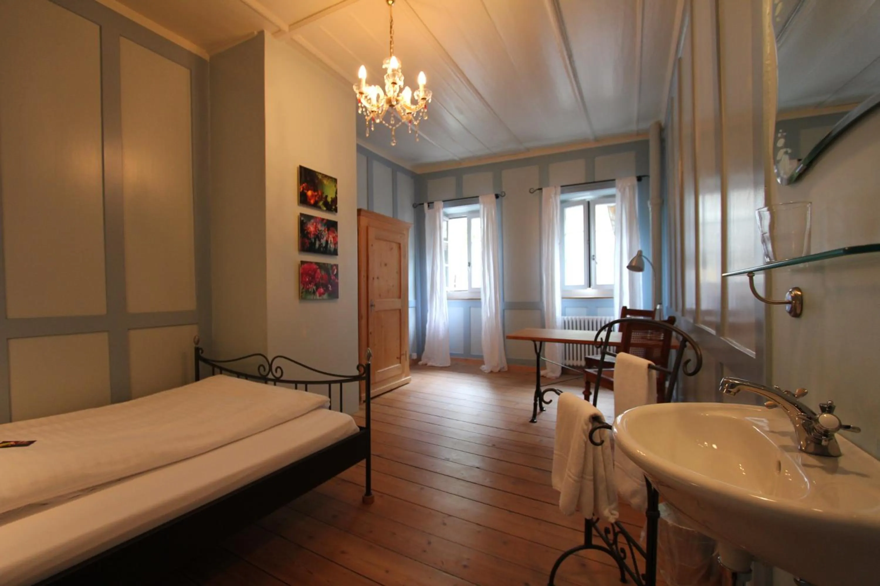 Photo of the whole room, Bed in Hotel Restaurant Schwert Thun