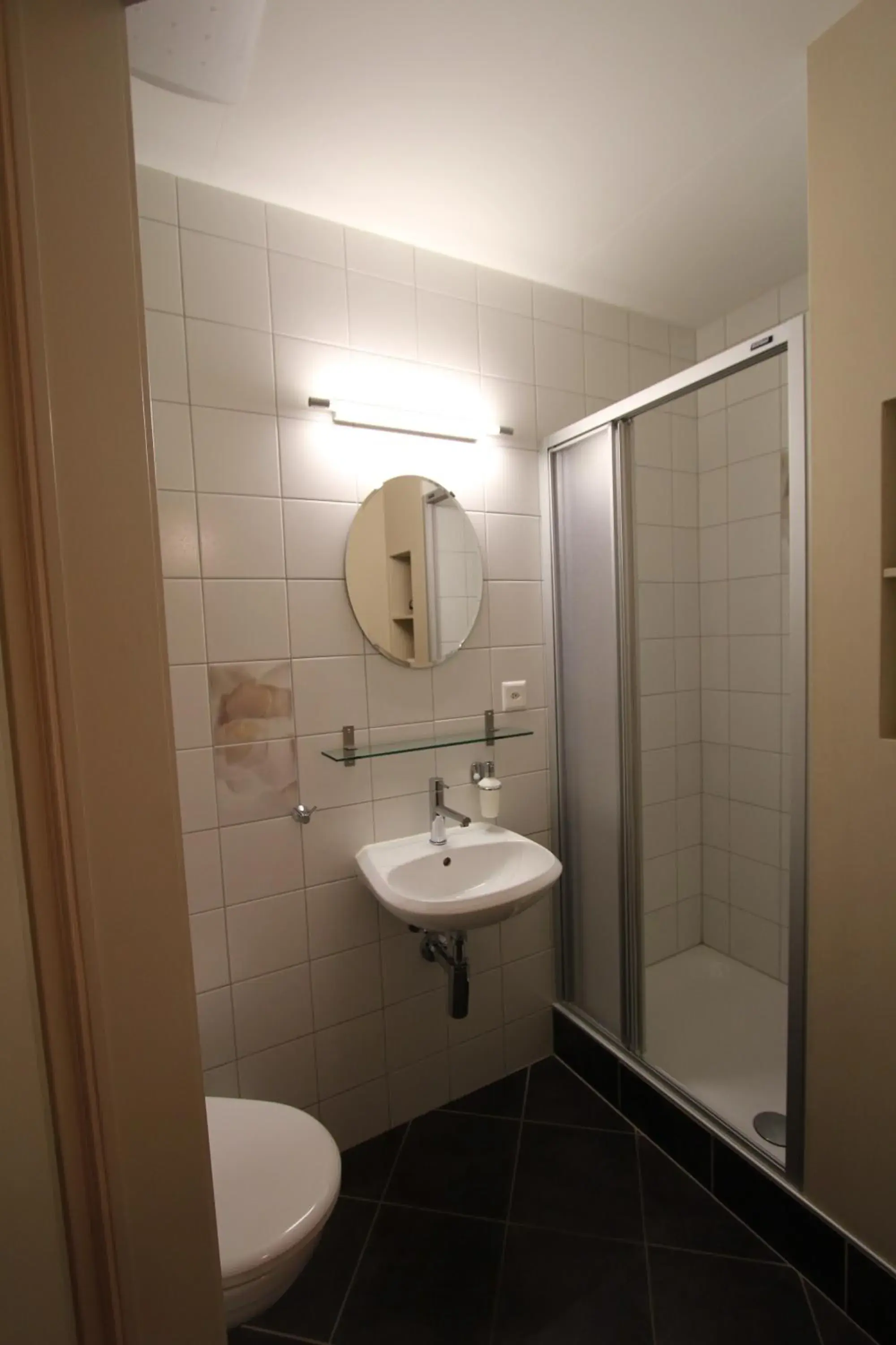 Twin Room with Shared Bathroom - single occupancy in Hotel Restaurant Schwert Thun Twin Room with Shared Bathroom - single occupancy in Hotel Restaurant Schwert Thun