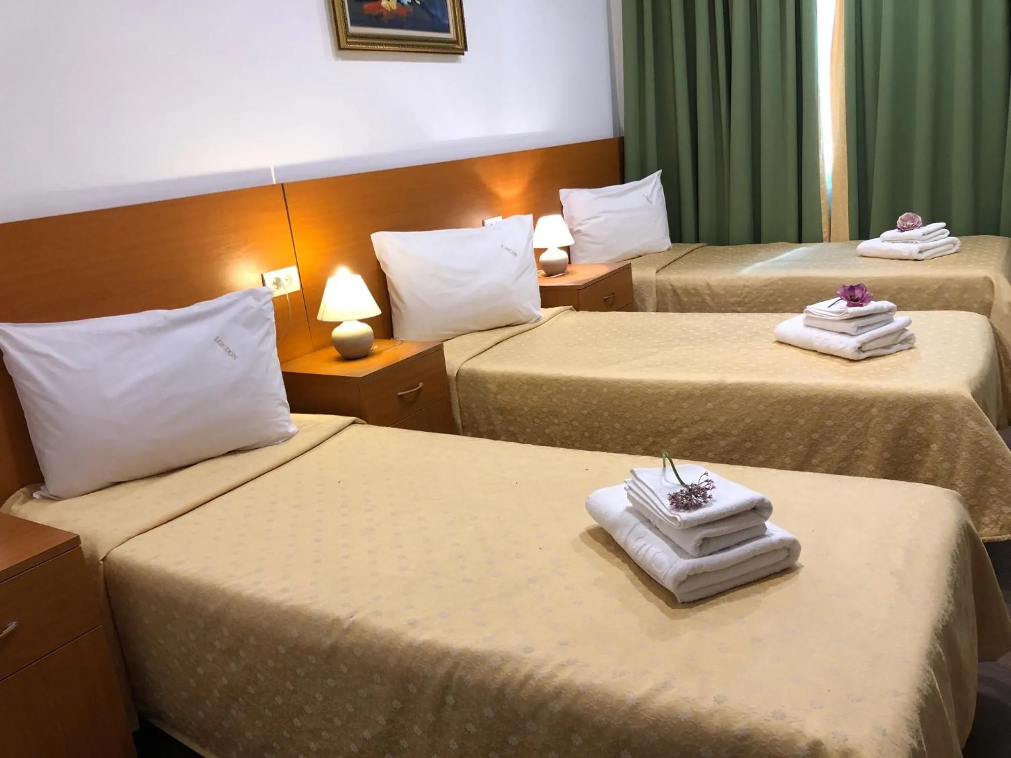 Photo of the whole room, Bed in London Hotel