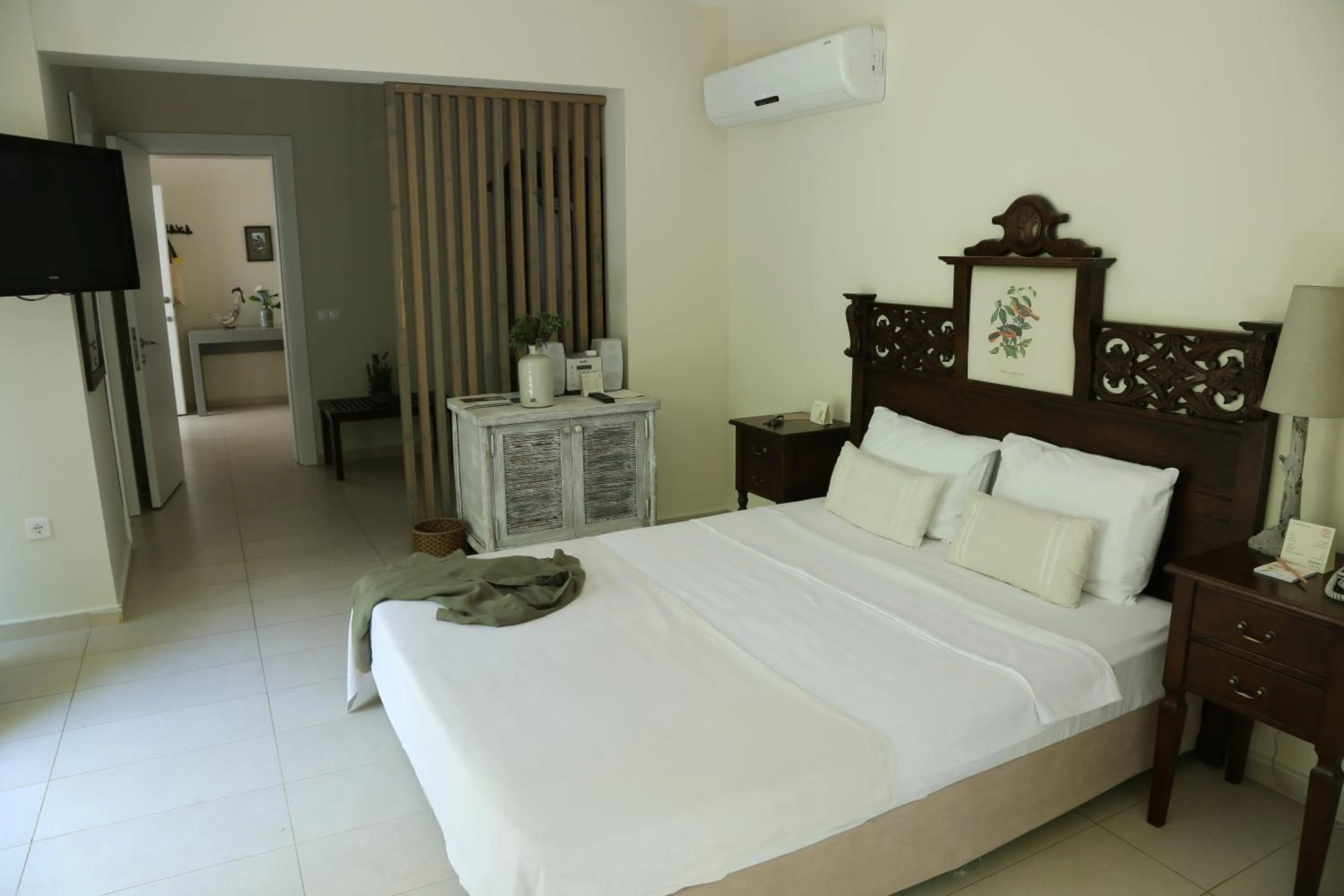 Bedroom, Bed in Golden Key Bordubet