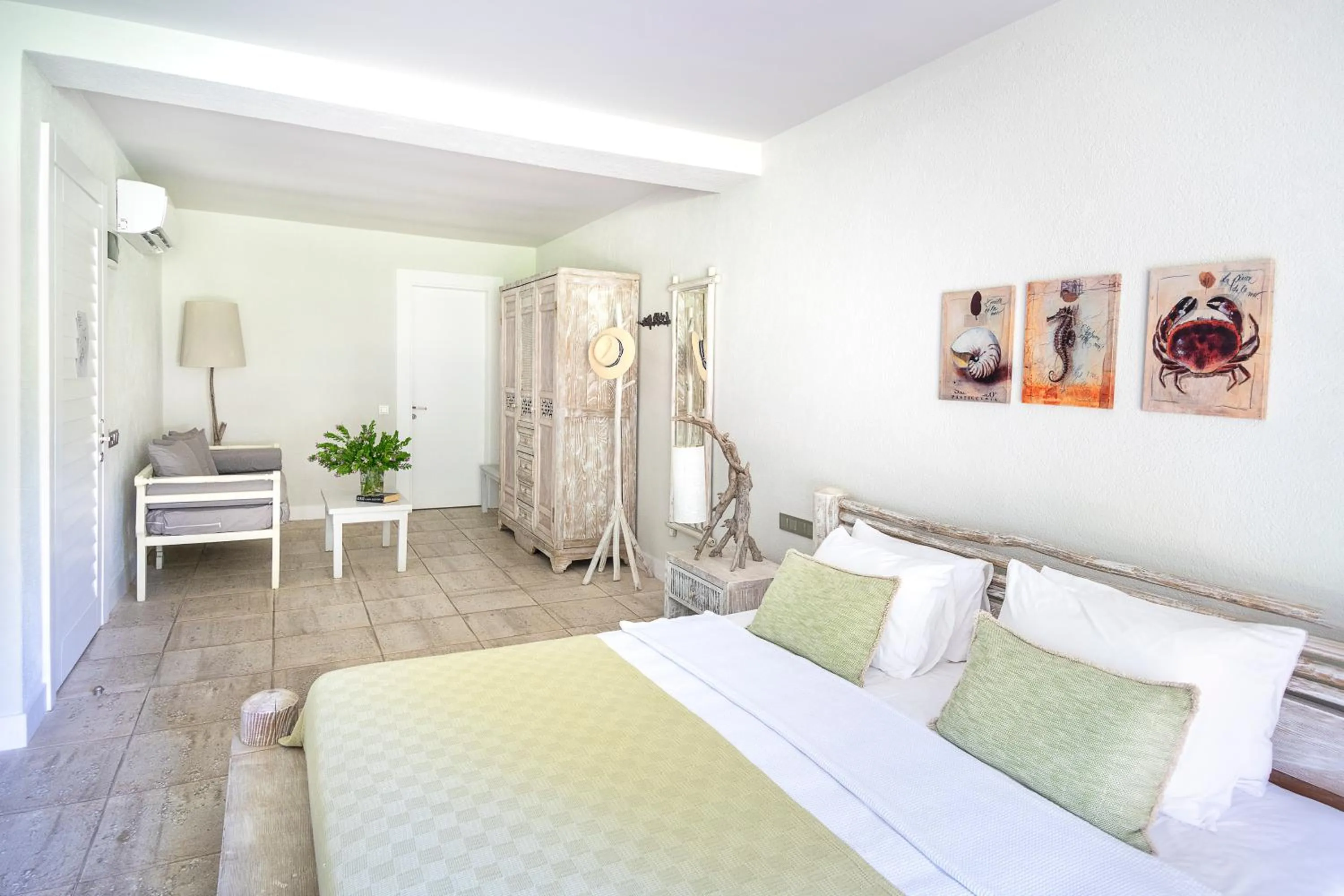 Bedroom, Bed in Golden Key Bordubet