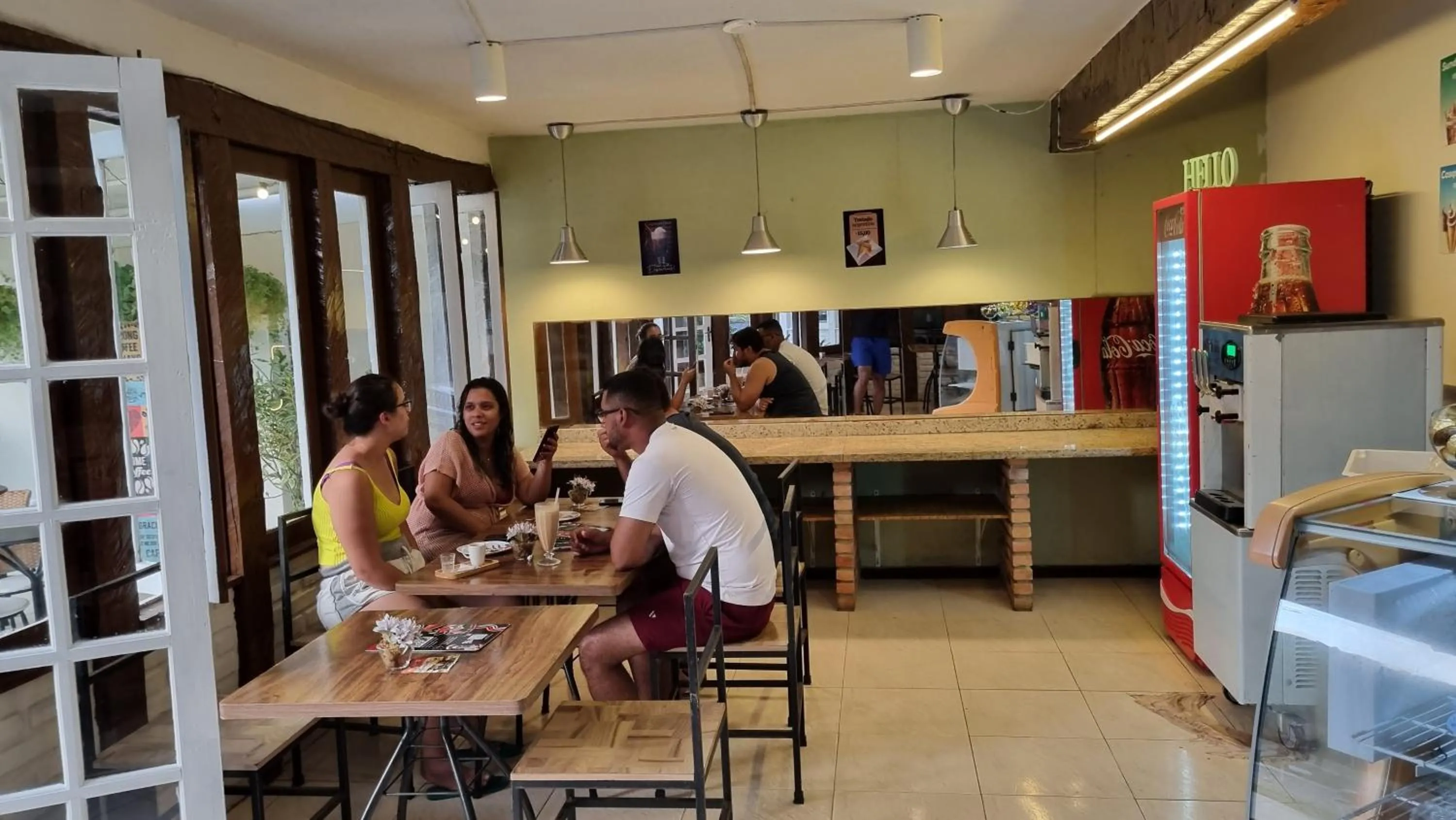 Restaurant/places to eat in Pousada New Paradise