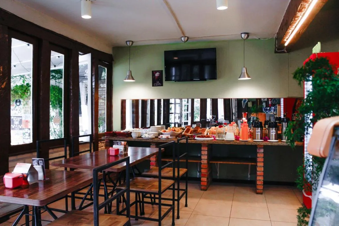 Restaurant/places to eat in Pousada New Paradise