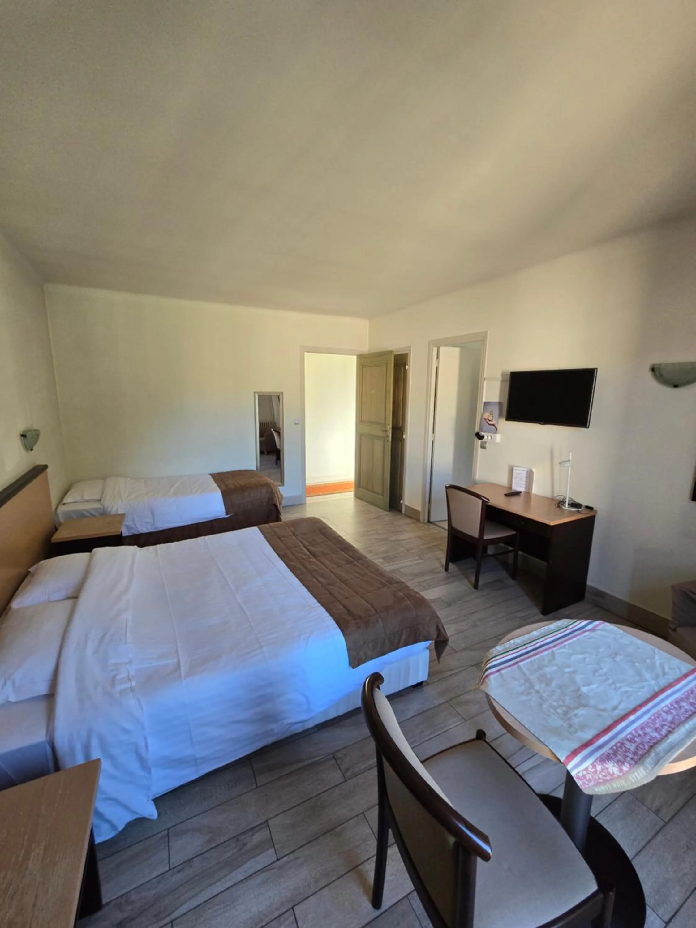 Photo of the whole room, Bed in Auberge les Aromes