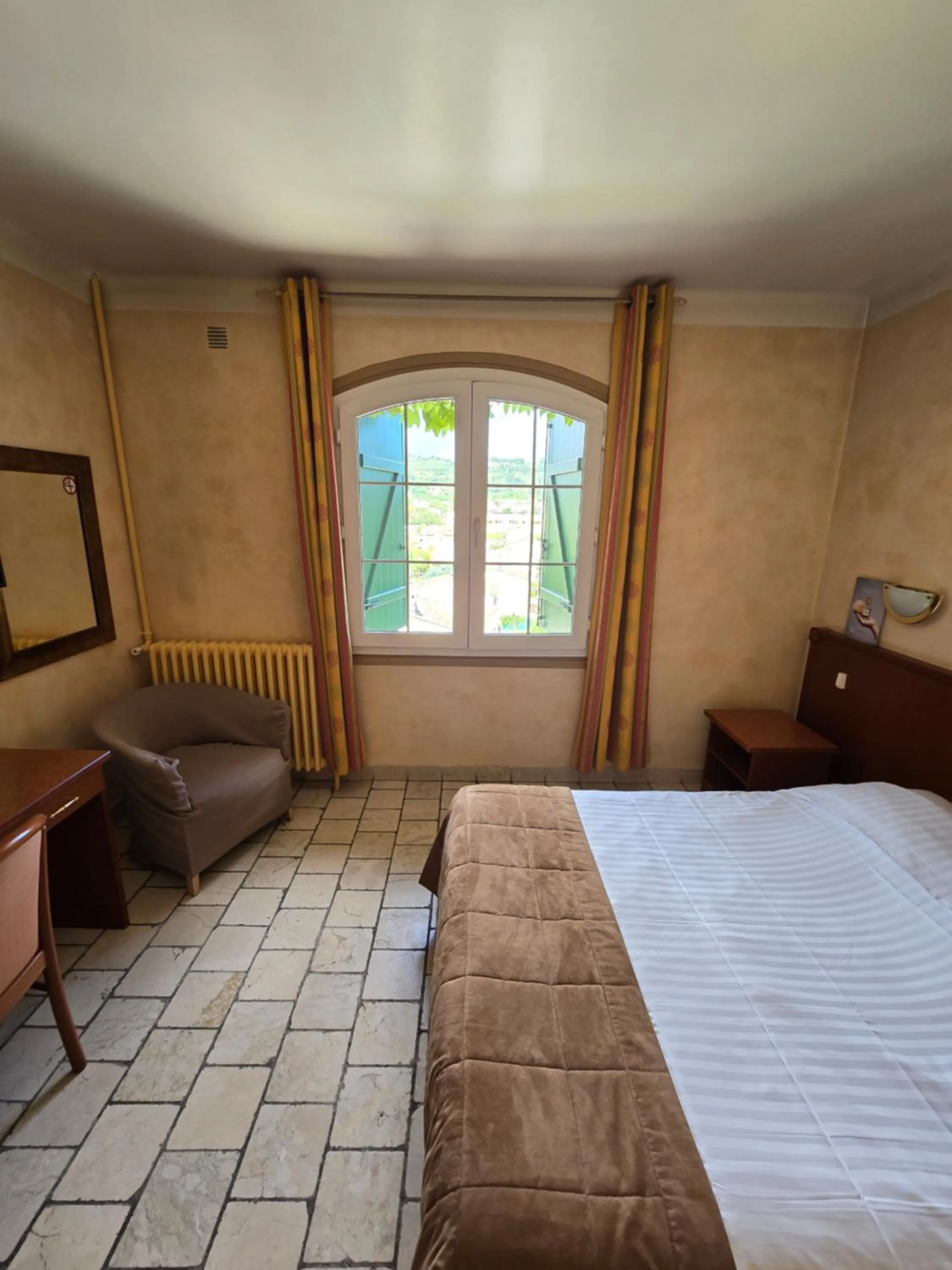 Photo of the whole room, Bed in Auberge les Aromes