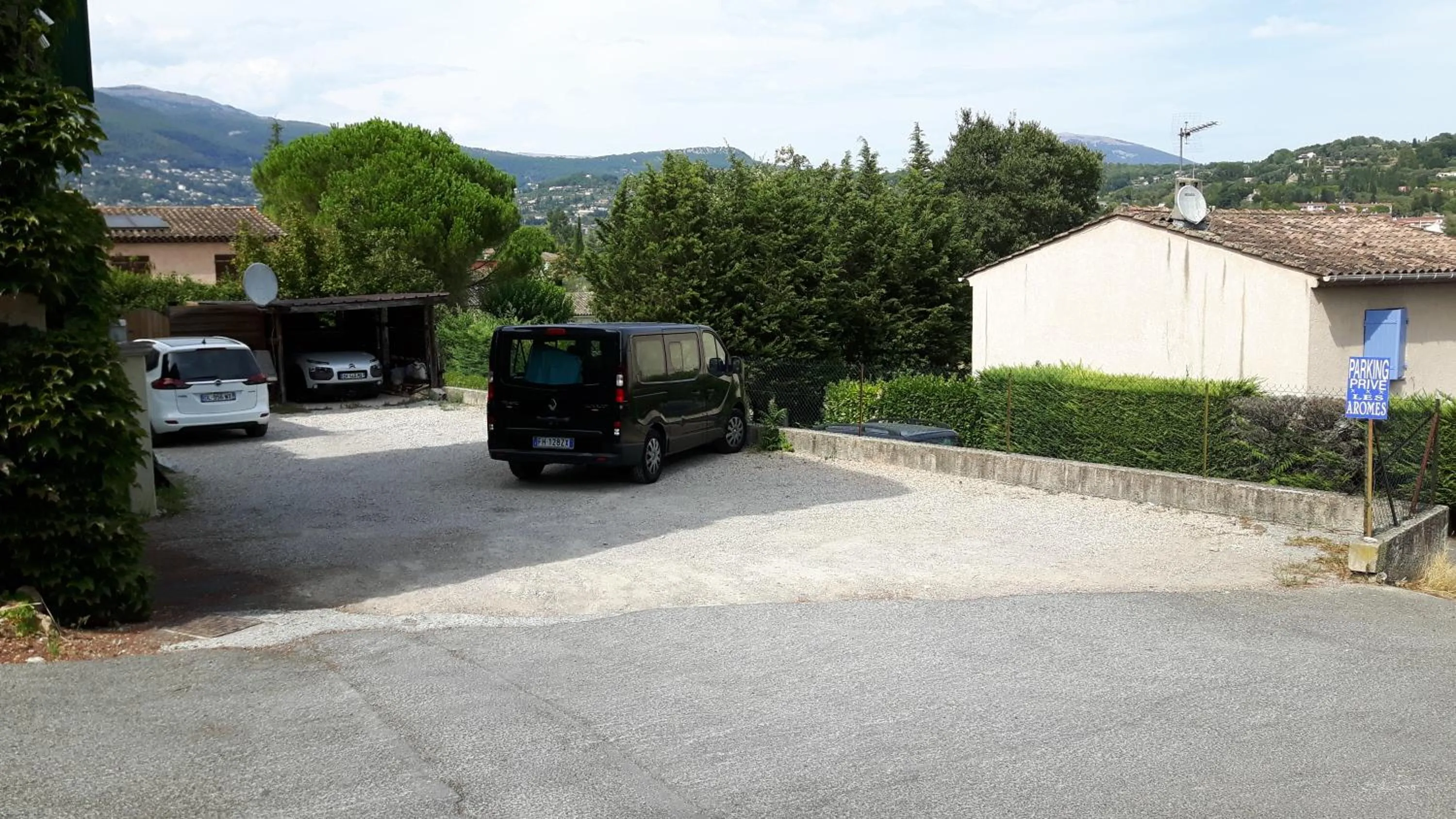Parking in Auberge les Aromes