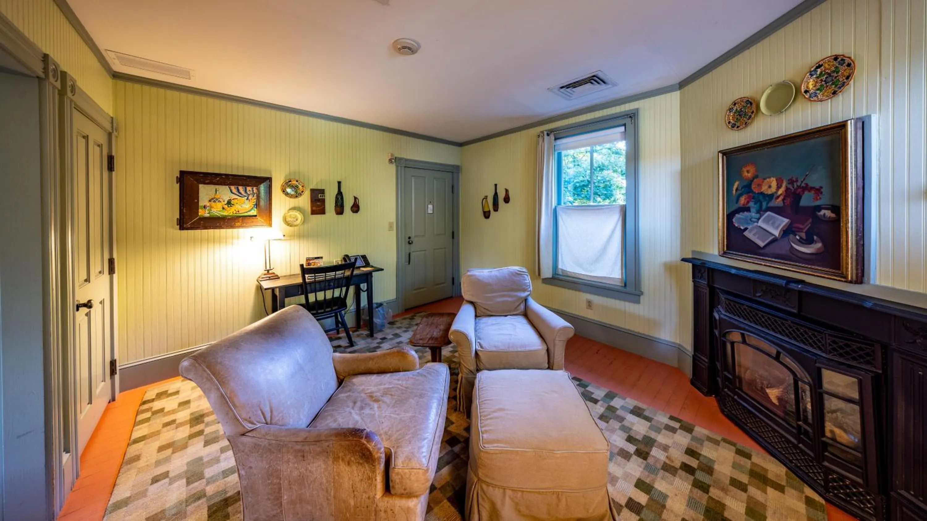 Seating area, Bed in The Porches Inn at Mass MoCA