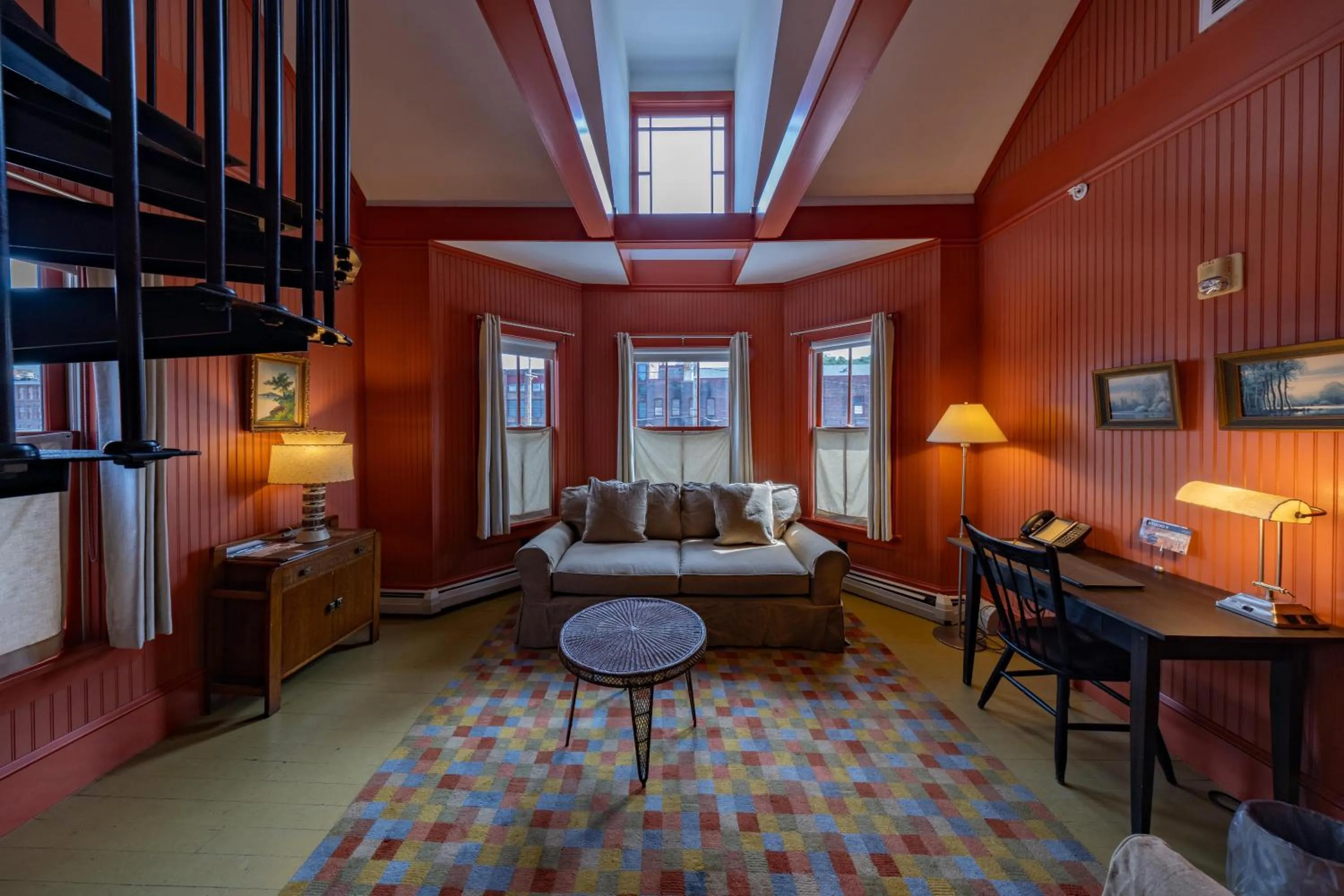 Living room, Bed in The Porches Inn at Mass MoCA