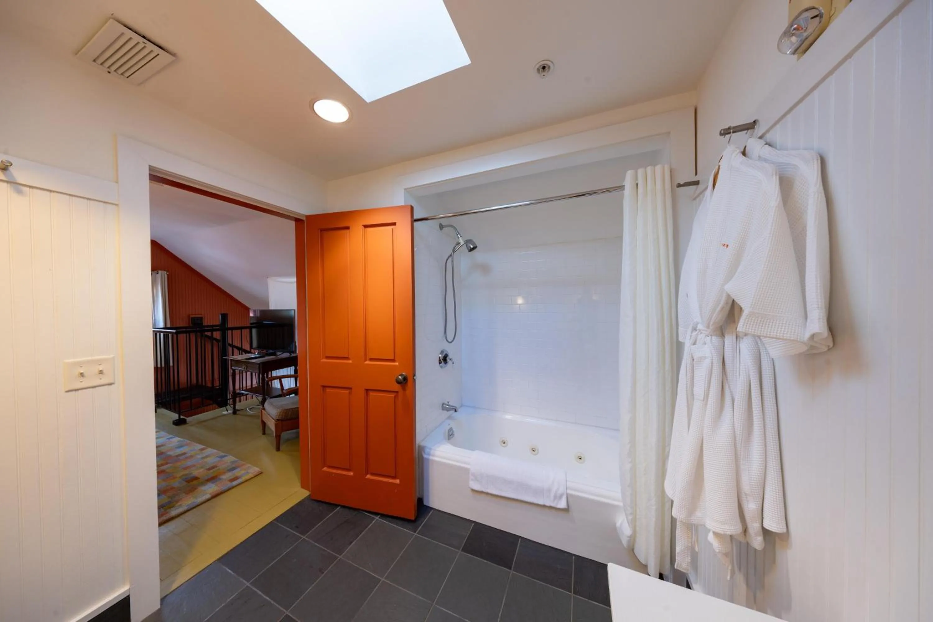 Bathroom, Bed in The Porches Inn at Mass MoCA